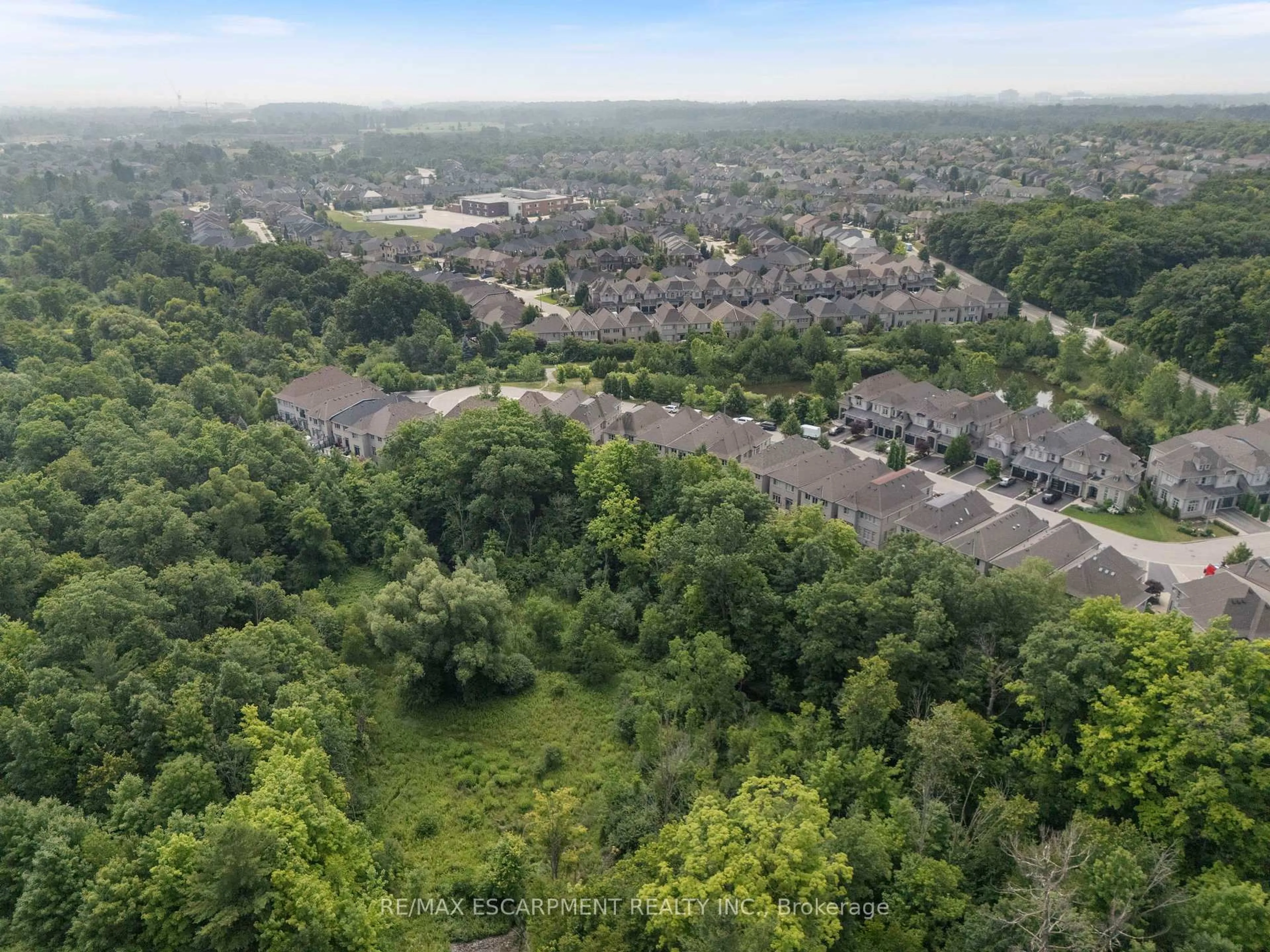 A pic from outside/outdoor area/front of a property/back of a property/a pic from drone, forest/trees view for 3143 Watercliffe Crt, Oakville Ontario L6M 0K7