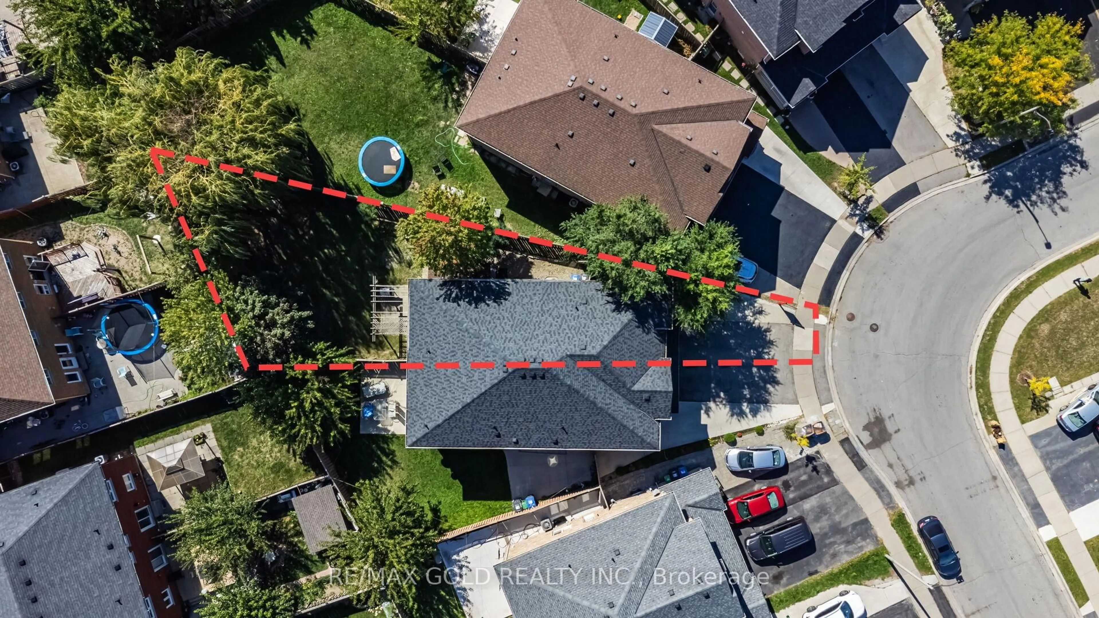 A pic from outside/outdoor area/front of a property/back of a property/a pic from drone, street for 68 Dewridge Crt, Brampton Ontario L6R 3B9