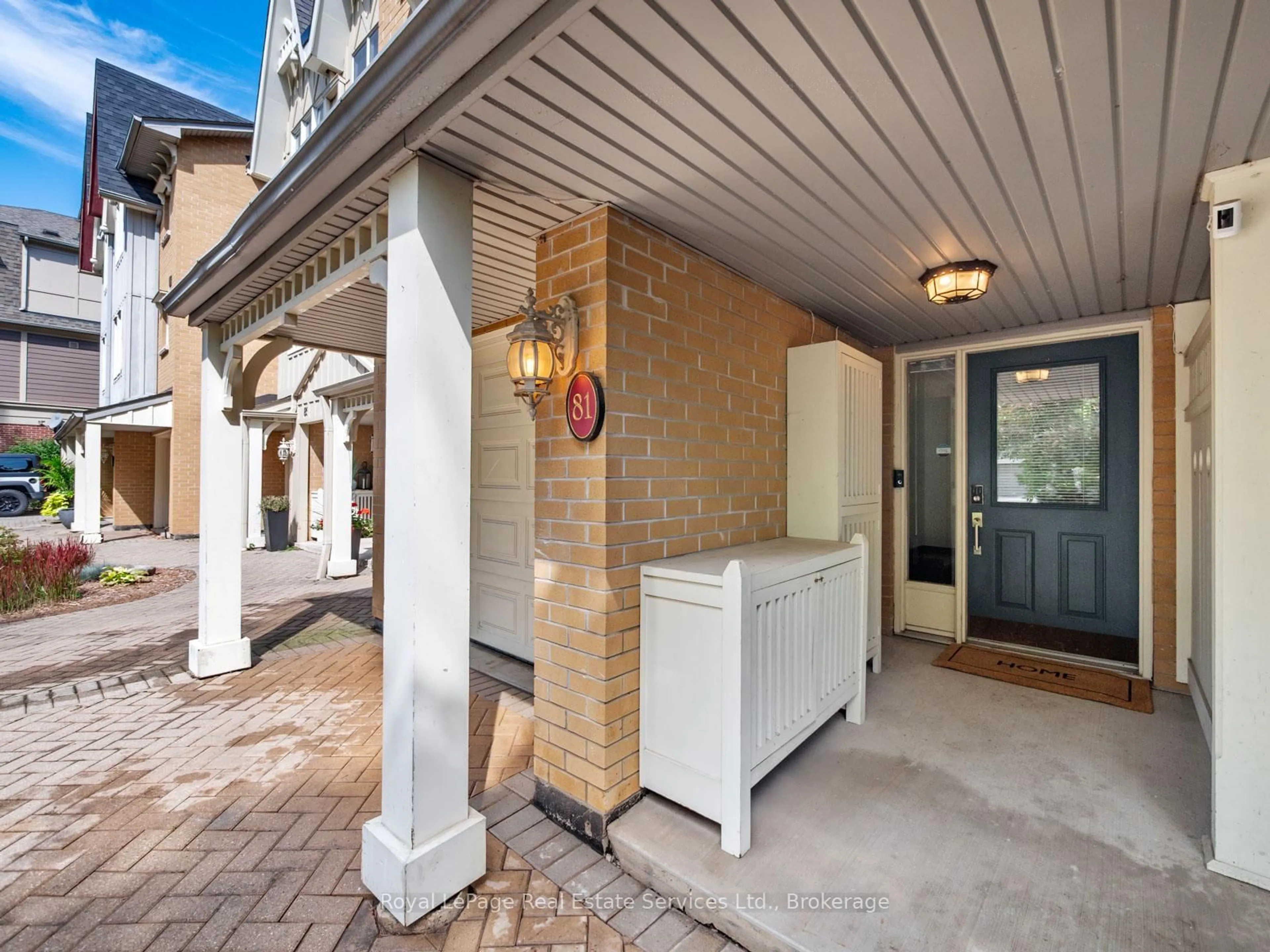Indoor entryway for 81 Brant St, Oakville Ontario L6K 2Z5