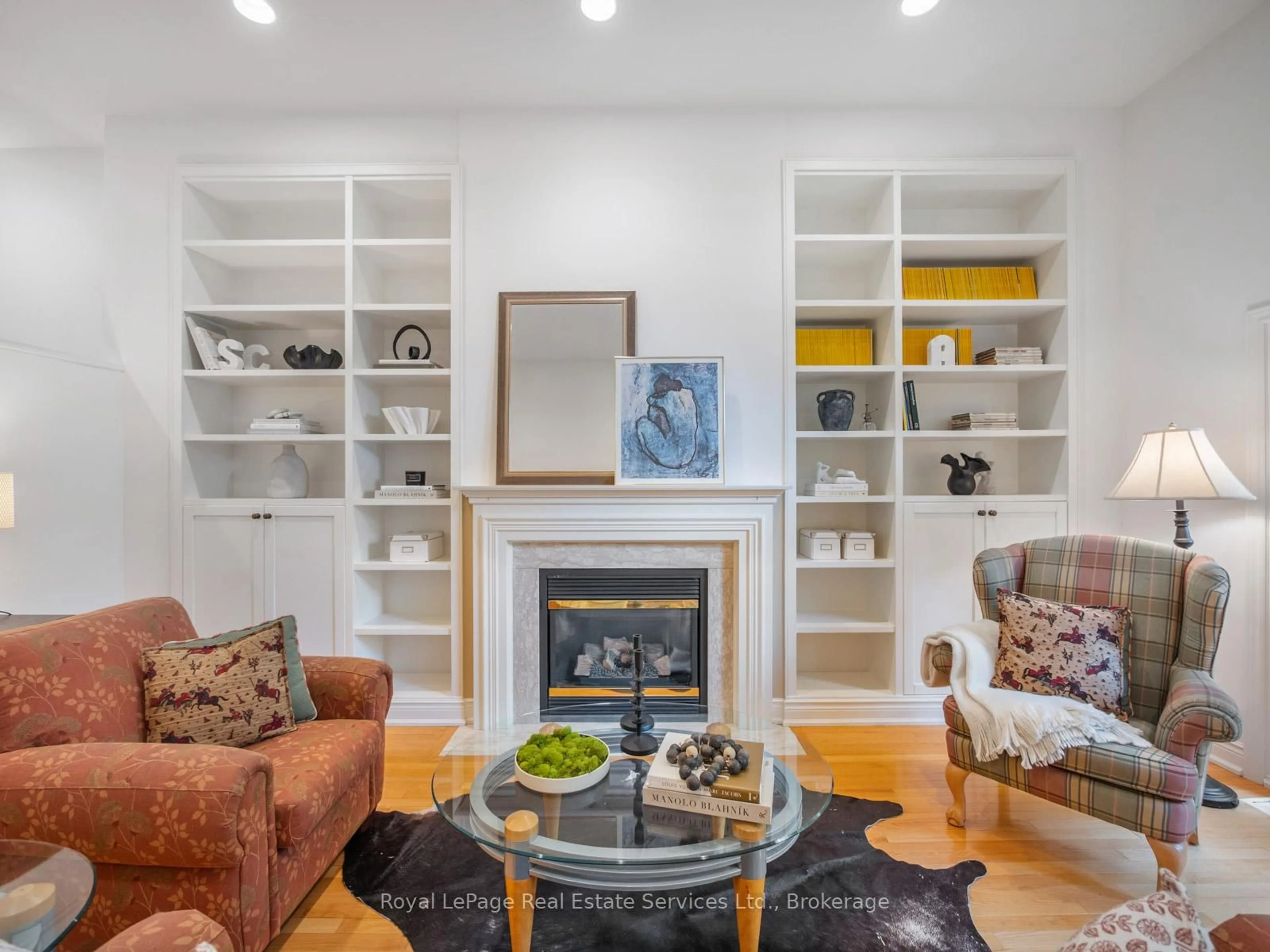 Living room with furniture, unknown for 81 Brant St, Oakville Ontario L6K 2Z5
