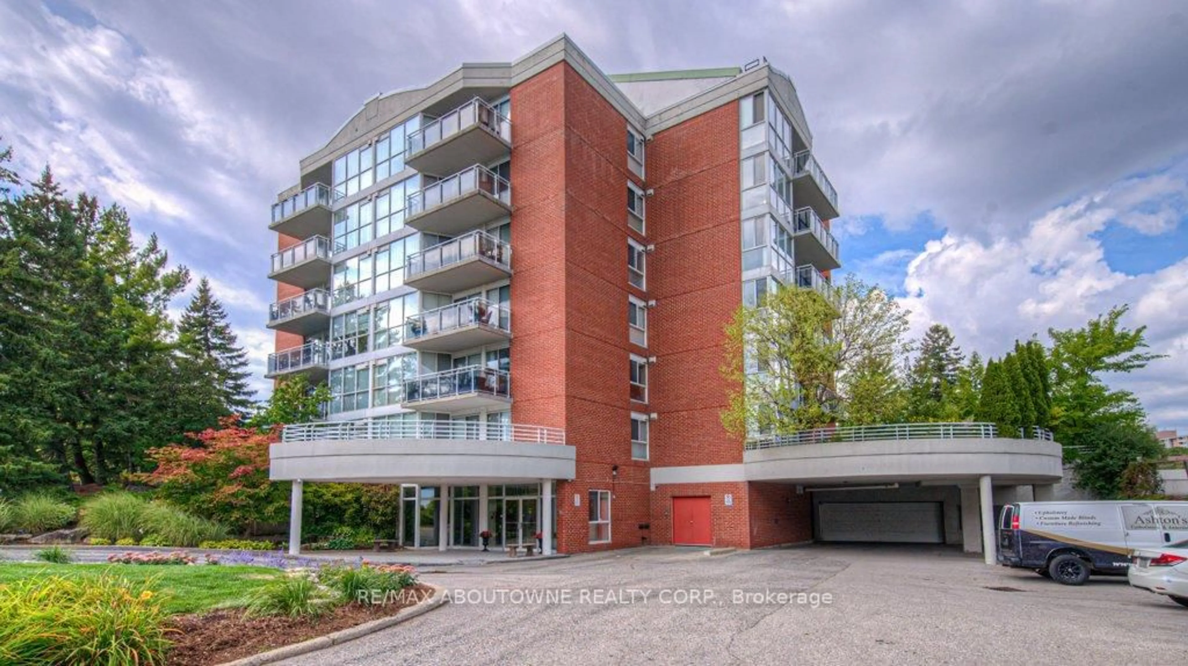 Indoor foyer for 1071 Queens Ave #103, Oakville Ontario L6H 2R5