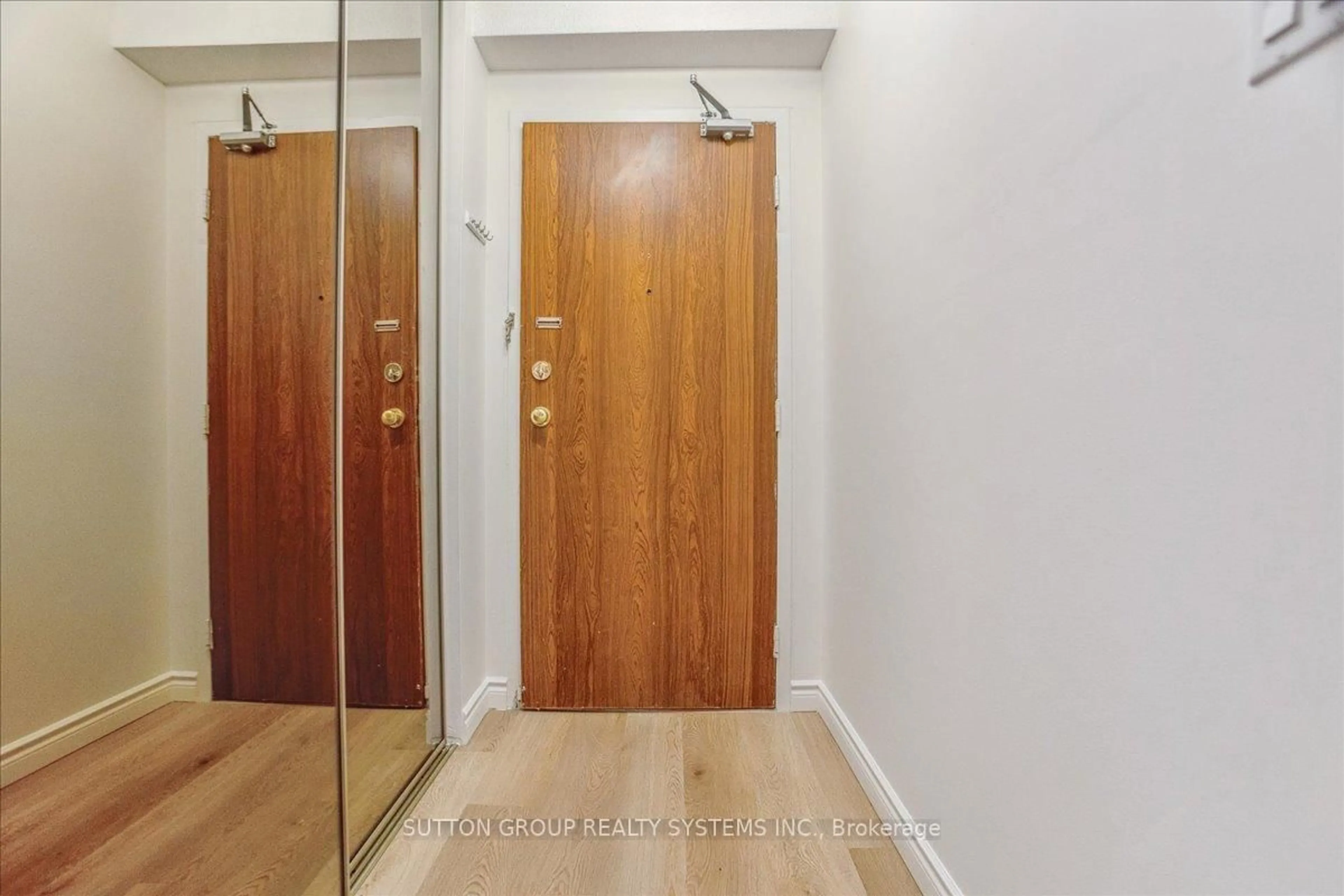 Indoor foyer for 700 Dynes Rd #614, Burlington Ontario L7N 3M2