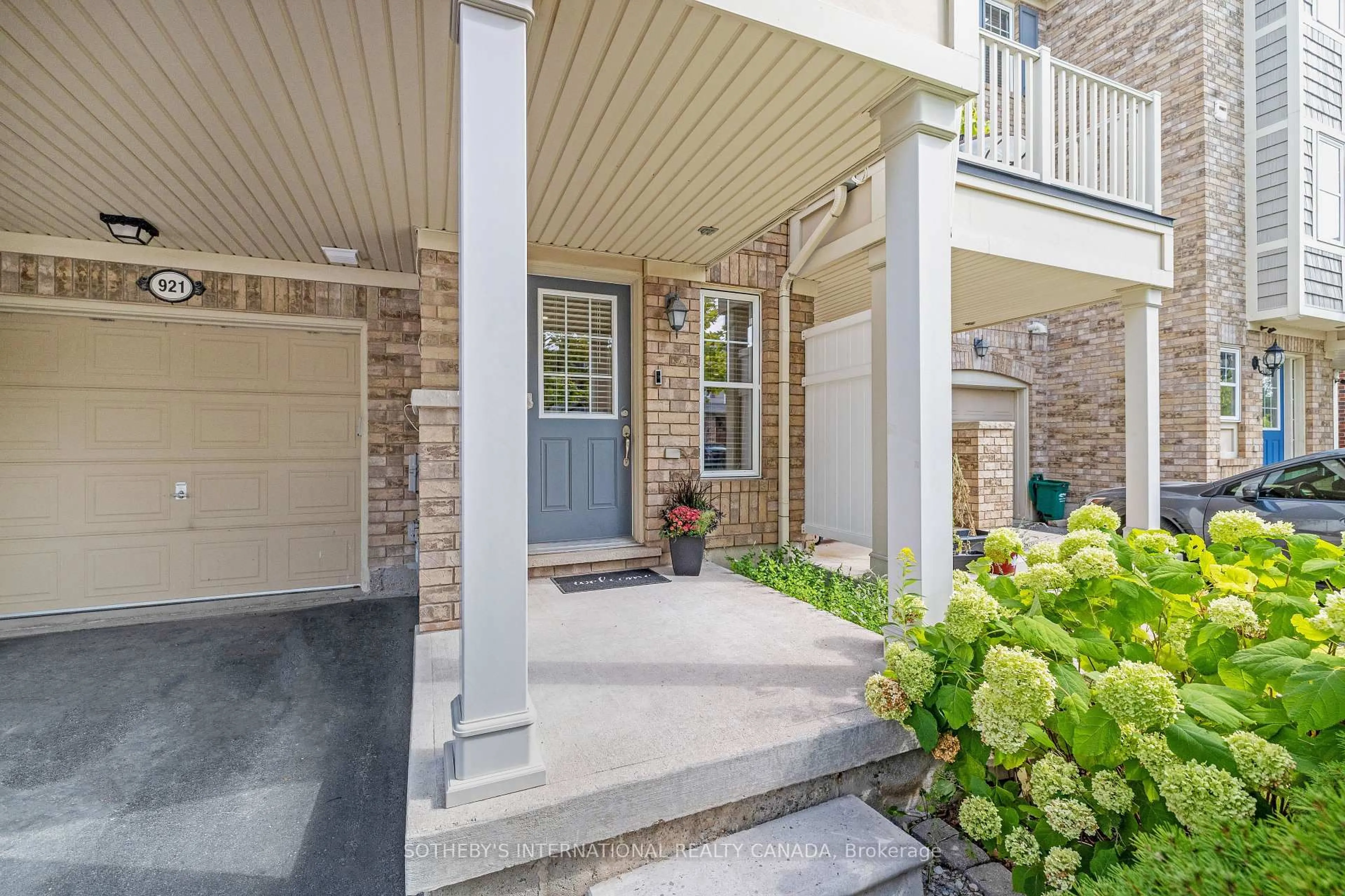 Indoor entryway for 921 Burrows Gate, Milton Ontario L9T 0K7
