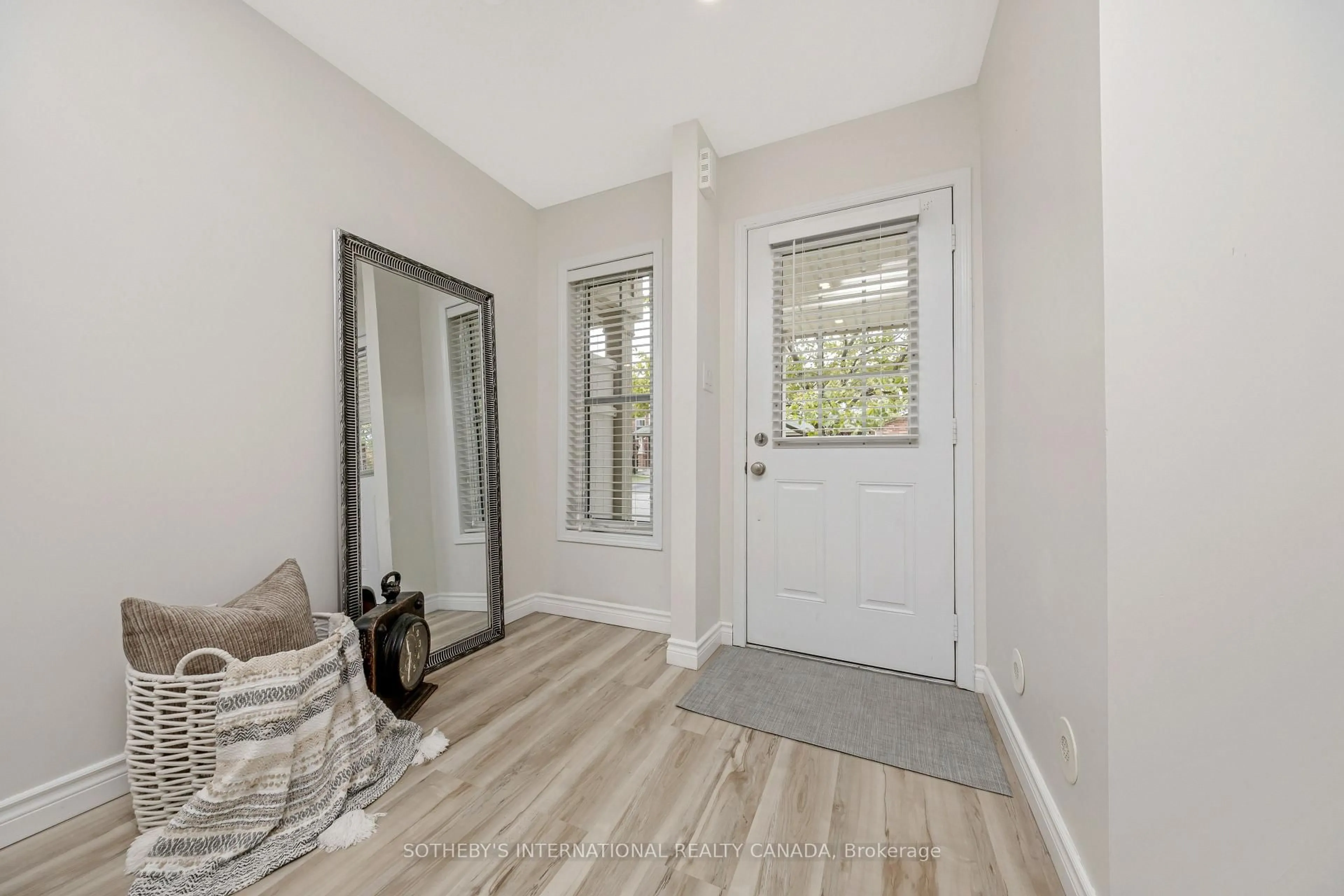 Indoor entryway for 921 Burrows Gate, Milton Ontario L9T 0K7