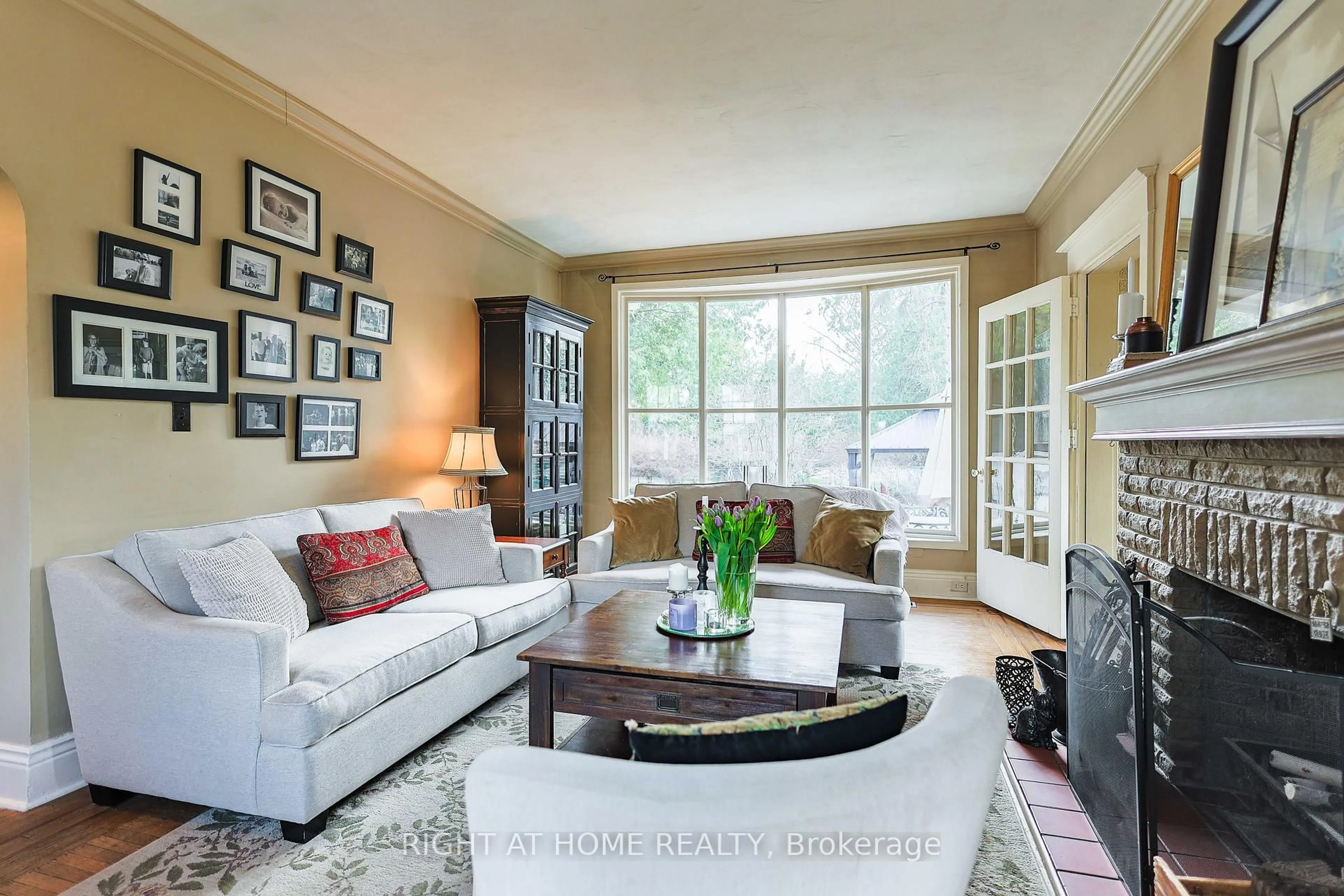 Living room with furniture, unknown for 263 Hart Ave, Burlington Ontario L7N 1P3