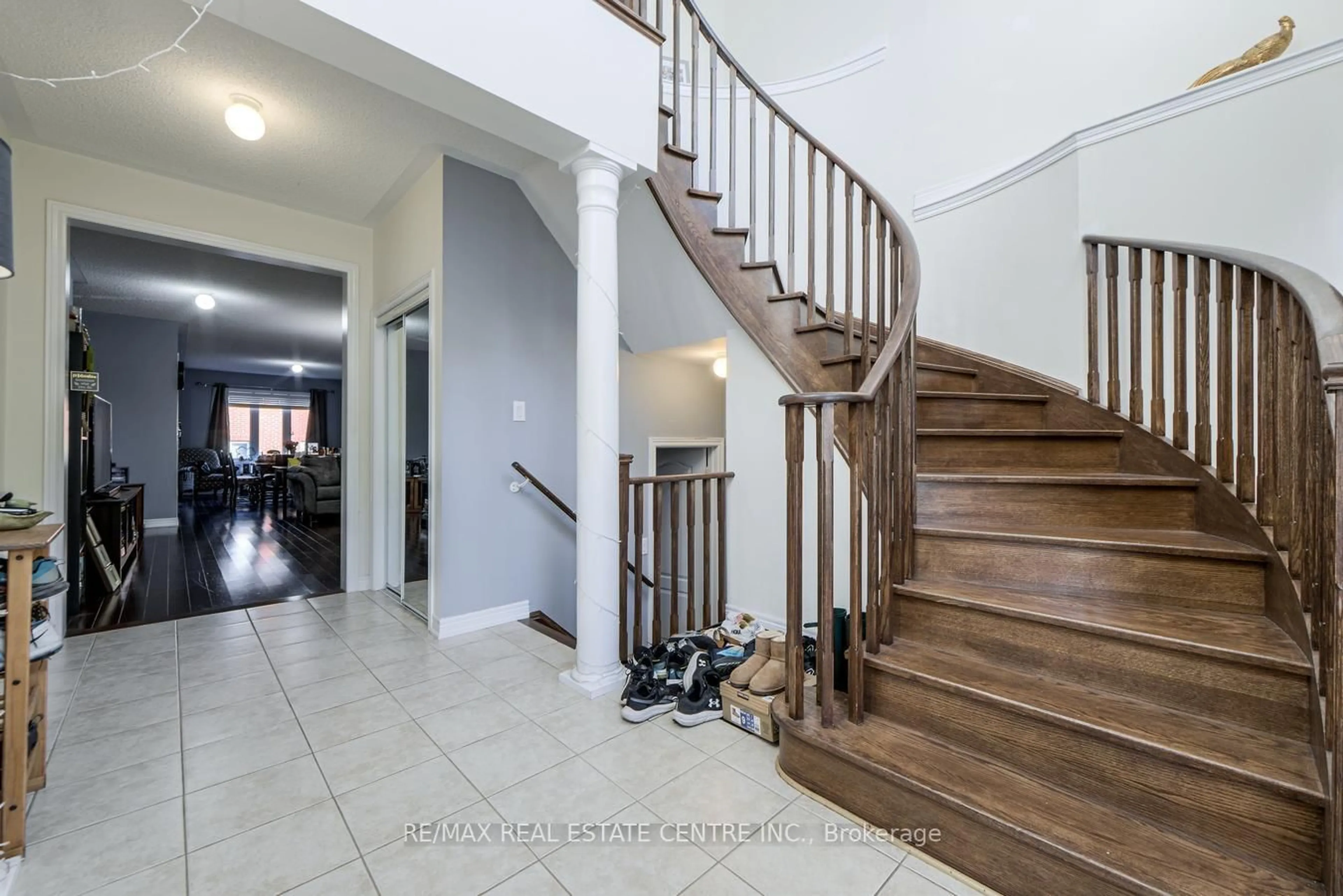 Indoor foyer for 494 Landsborough Ave, Milton Ontario L9T 7X7
