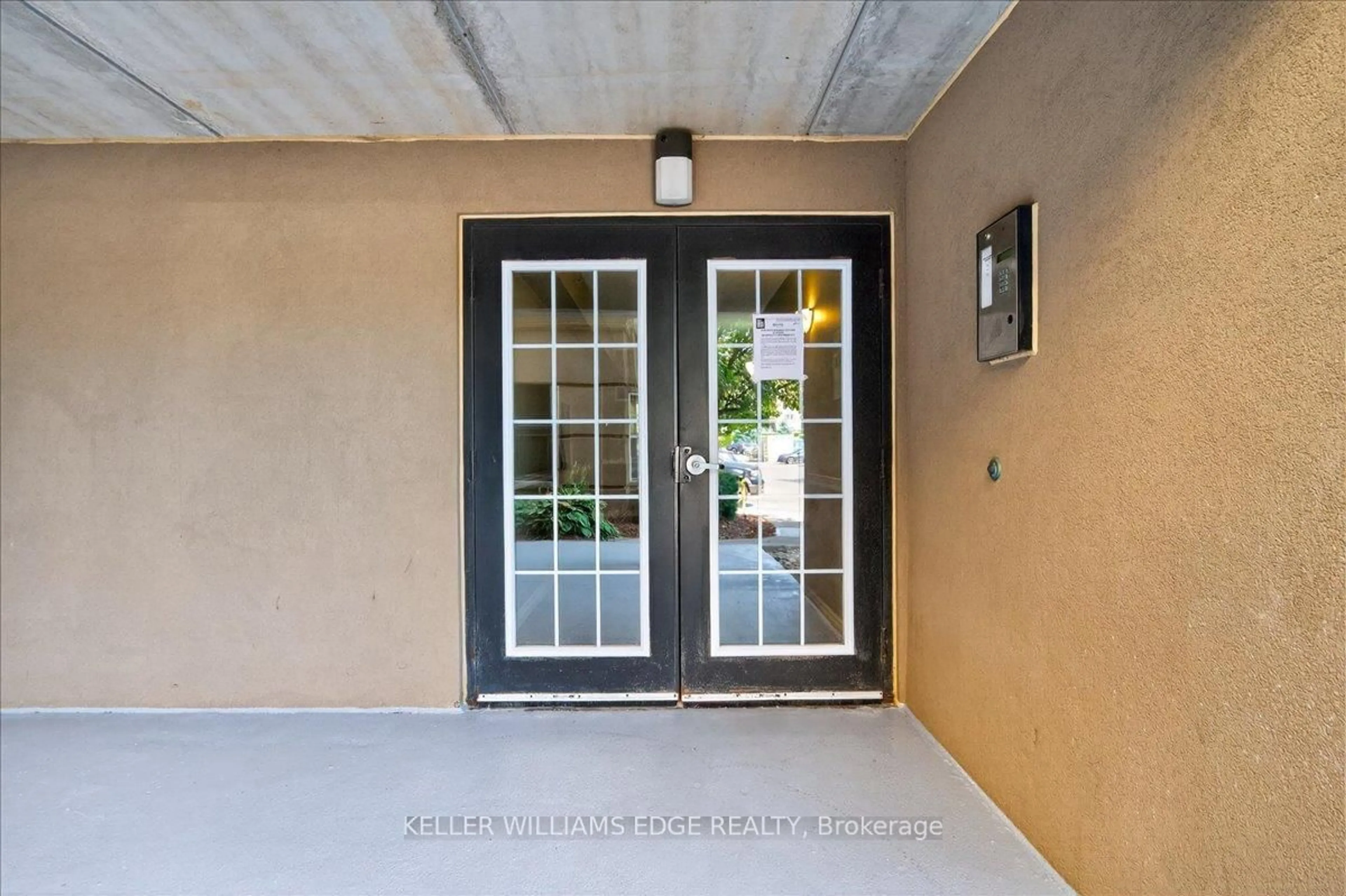 Indoor entryway for 2055 Appleby Line #402, Burlington Ontario L7L 7H1