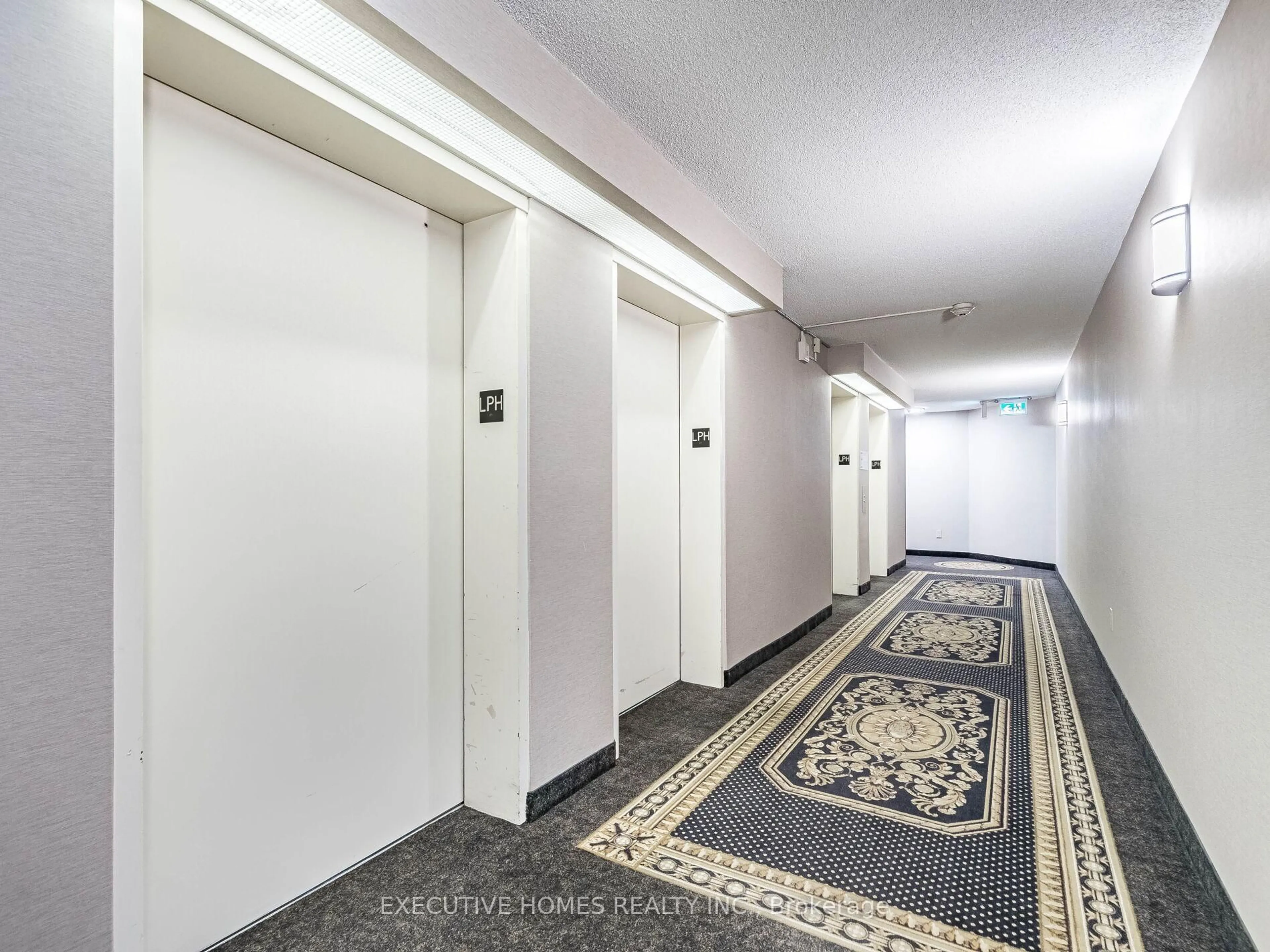 Indoor foyer for 550 Webb Dr #2702, Mississauga Ontario L5B 3Y4