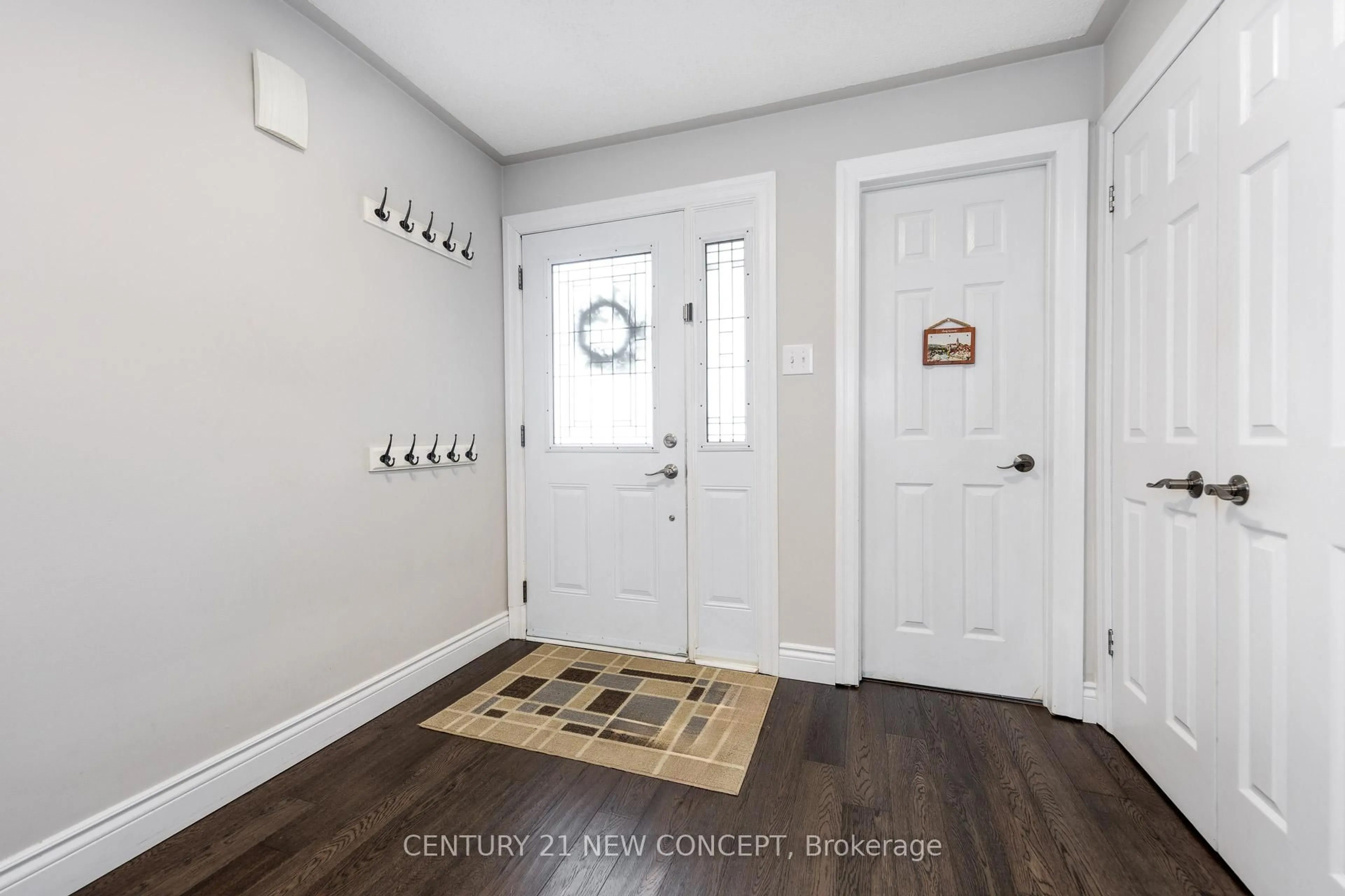 Indoor entryway for 1230 Old Oak Dr, Oakville Ontario L6M 3K6