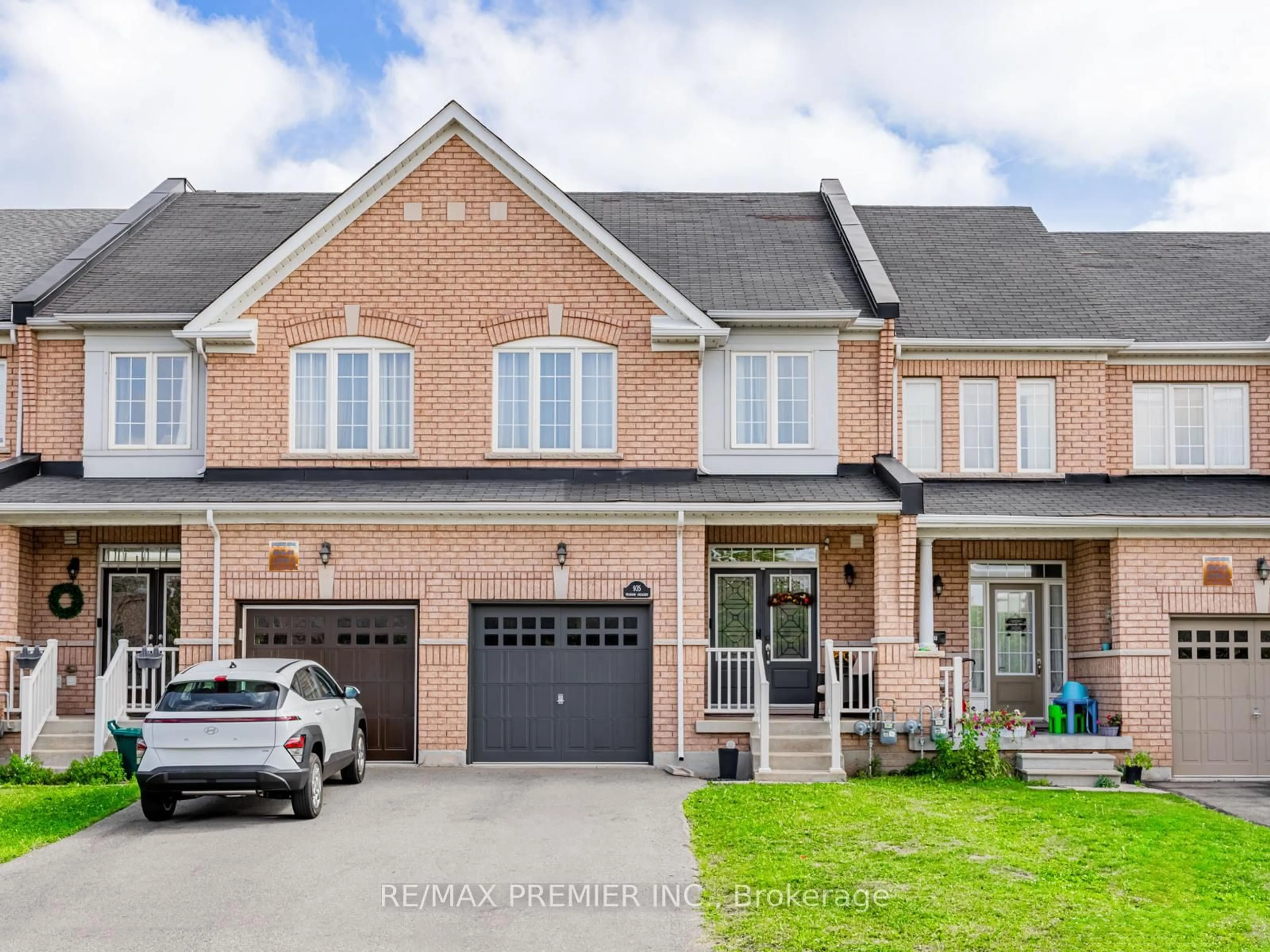 Home with brick exterior material, street for 935 Transom Cres, Milton Ontario L9T 8K4