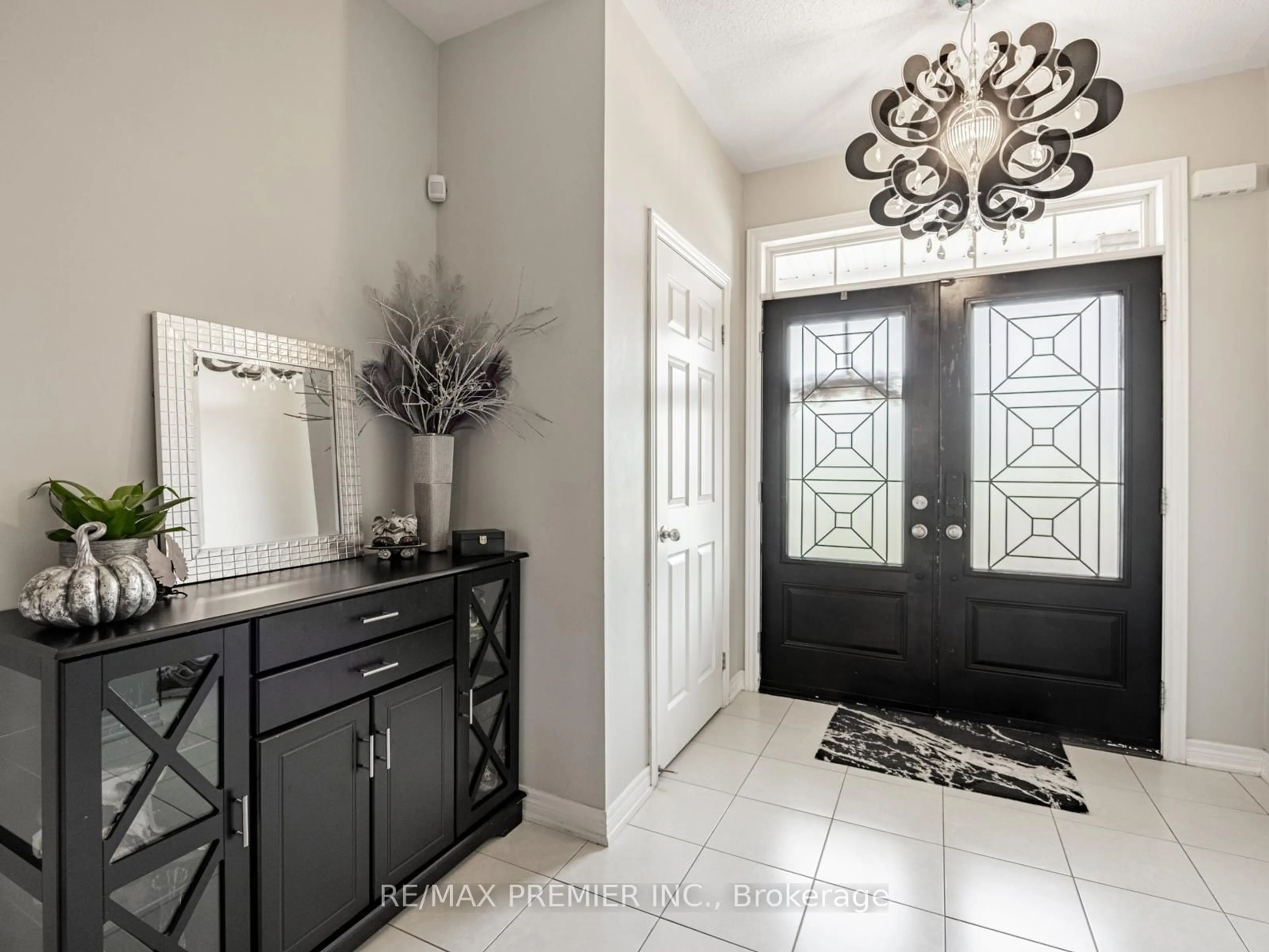 Indoor entryway for 935 Transom Cres, Milton Ontario L9T 8K4