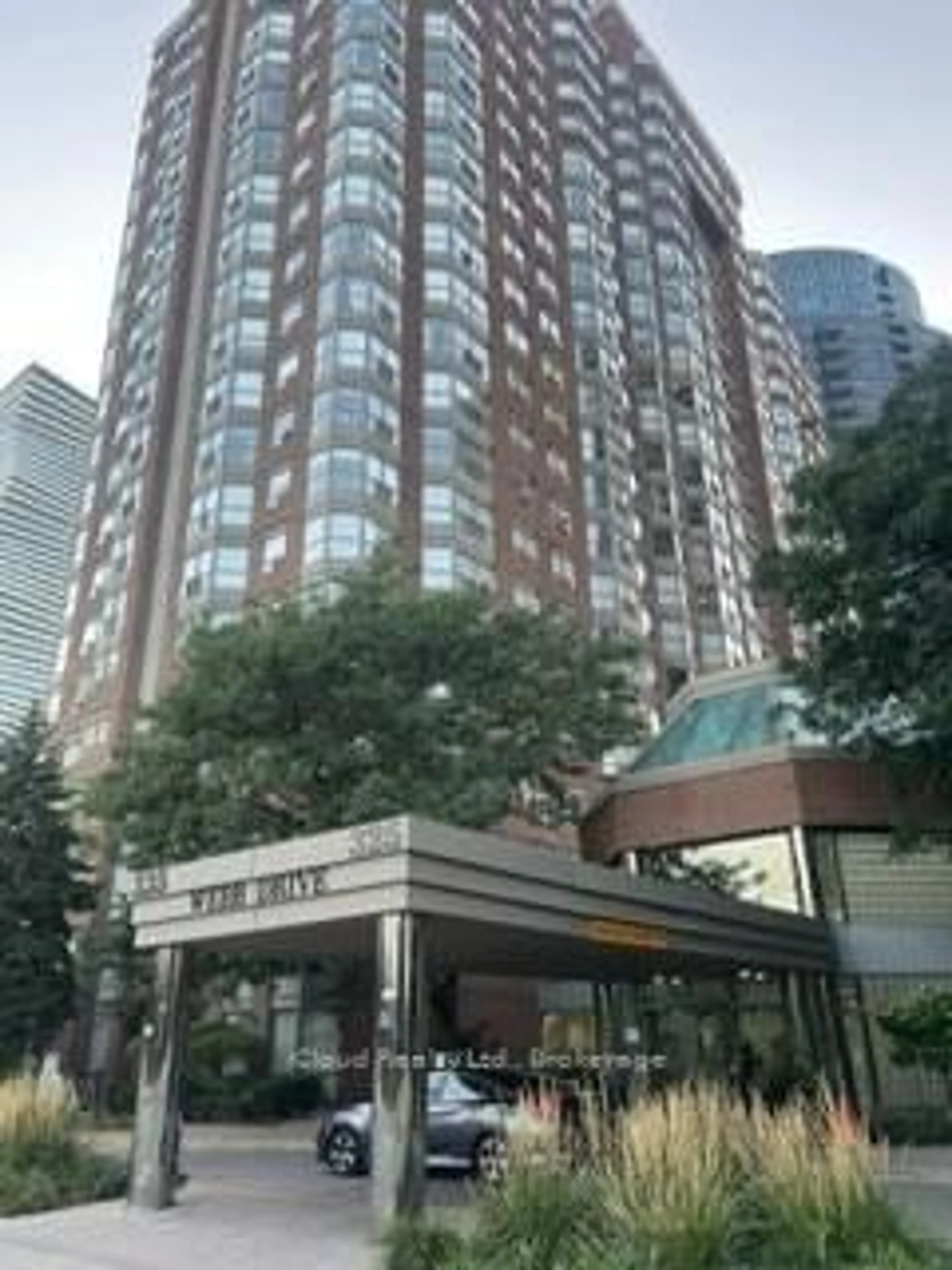 Indoor foyer for 335 Webb Dr ##411, Mississauga Ontario L5B 4A1