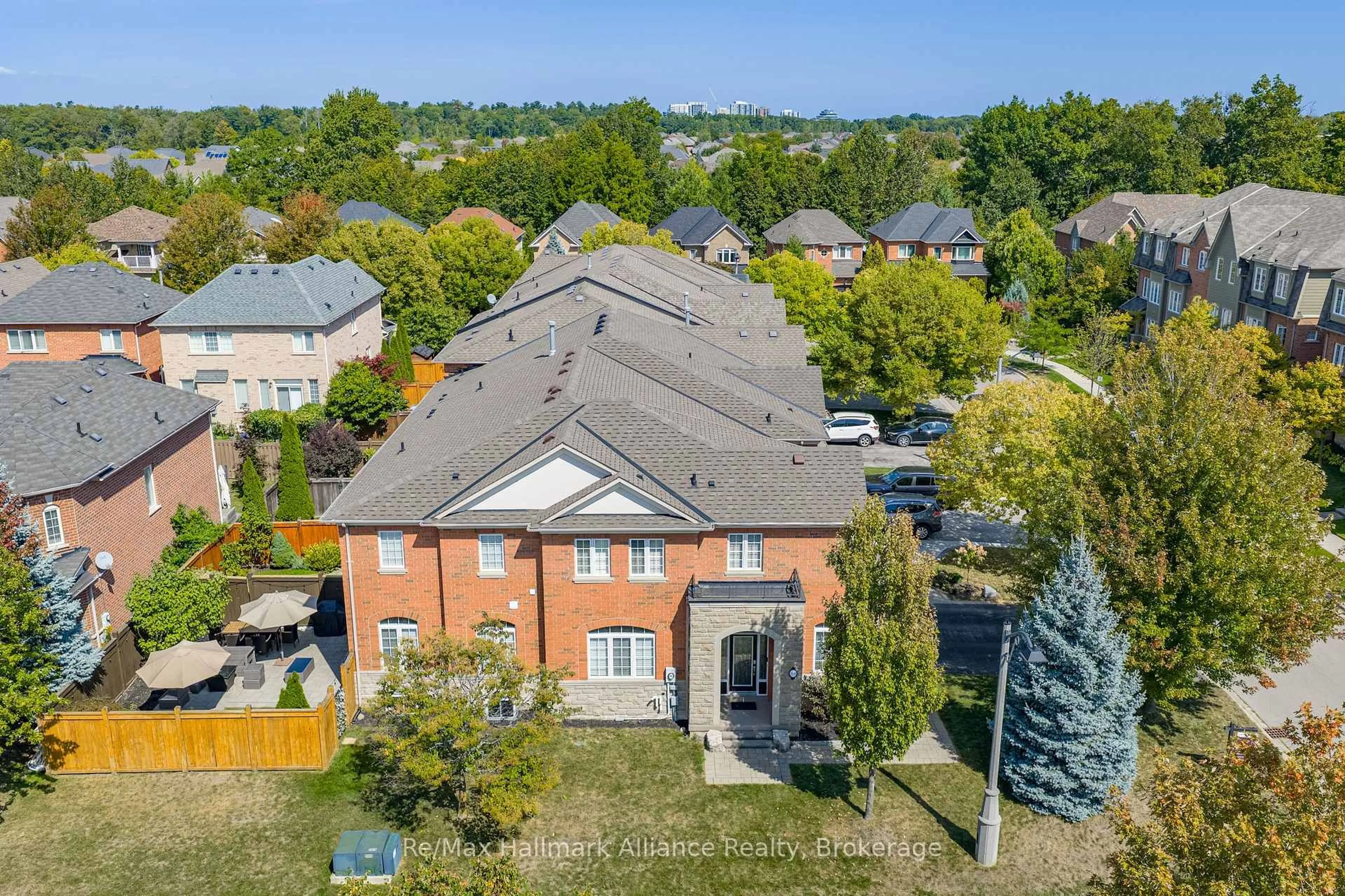 A pic from outside/outdoor area/front of a property/back of a property/a pic from drone, street for 261 Grayling Dr, Oakville Ontario L6L 6X4