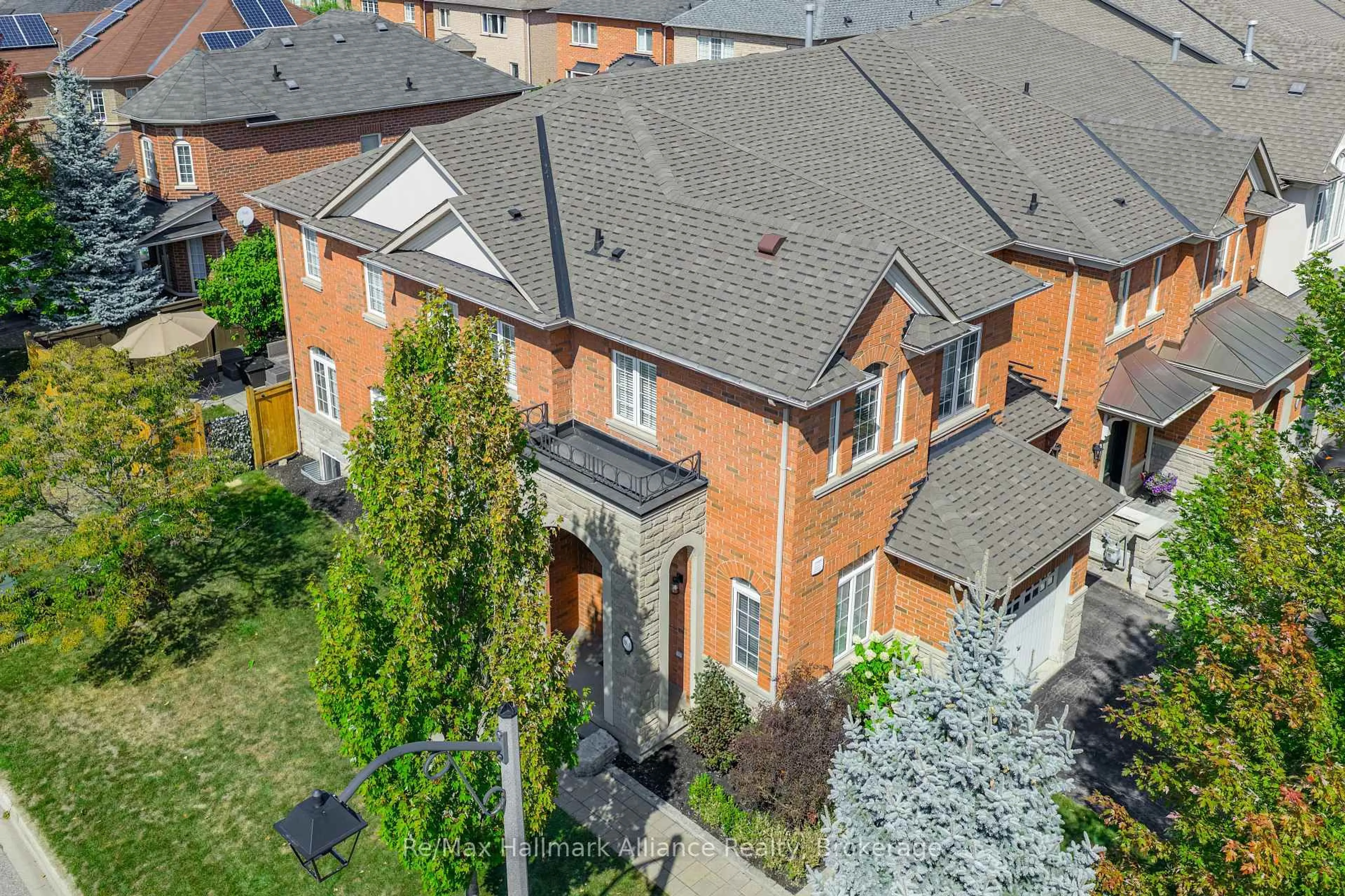 A pic from outside/outdoor area/front of a property/back of a property/a pic from drone, street for 261 Grayling Dr, Oakville Ontario L6L 6X4
