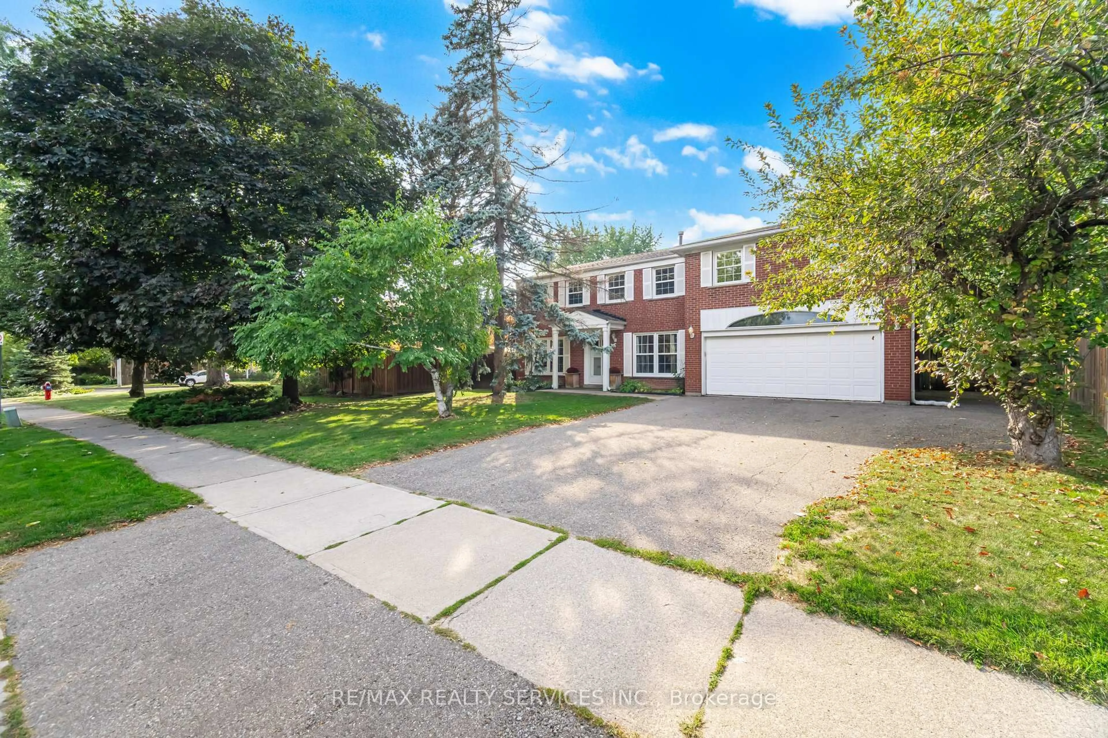 A pic from outside/outdoor area/front of a property/back of a property/a pic from drone, street for 34 Peel Village Pkwy, Brampton Ontario L6W 1G5