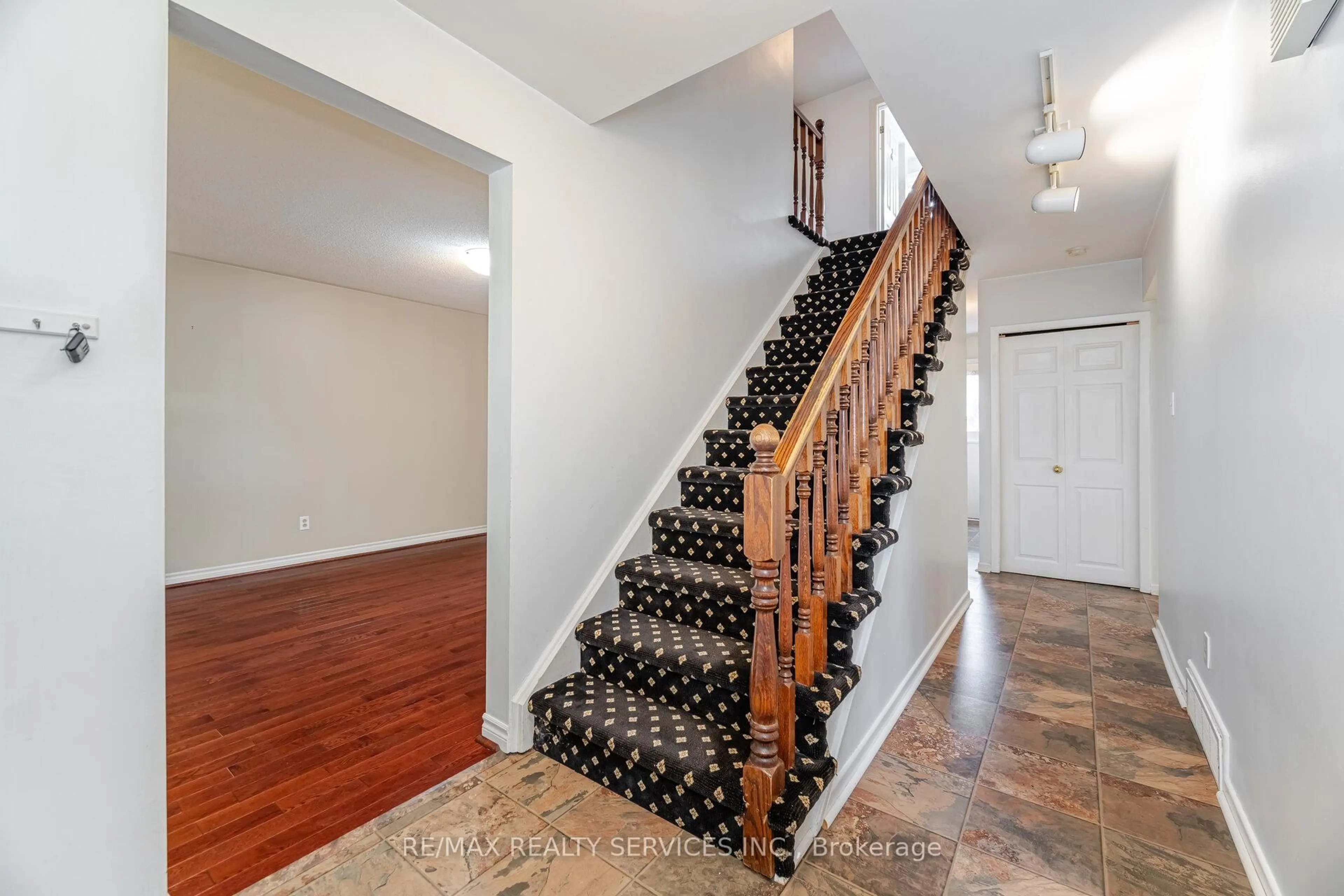 Stairs for 34 Peel Village Pkwy, Brampton Ontario L6W 1G5