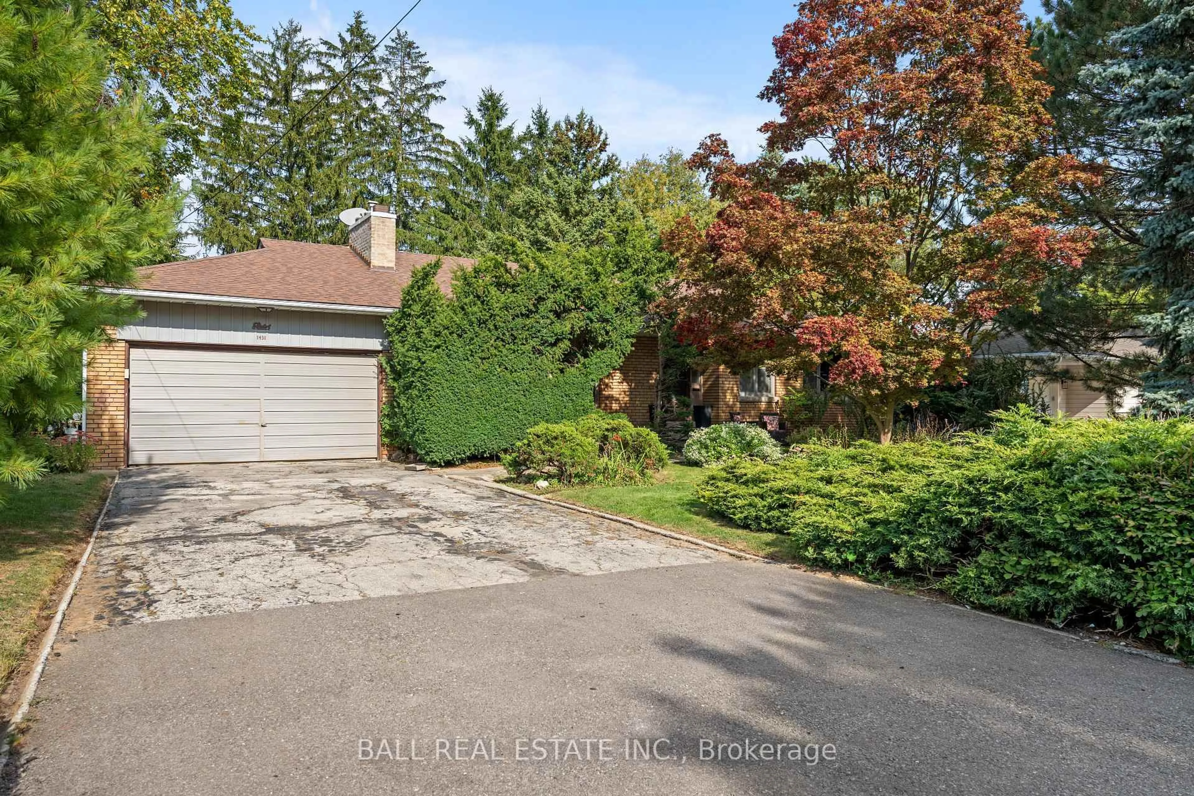 A pic from outside/outdoor area/front of a property/back of a property/a pic from drone, street for 1431 Lochlin Tr, Mississauga Ontario L5G 3V5