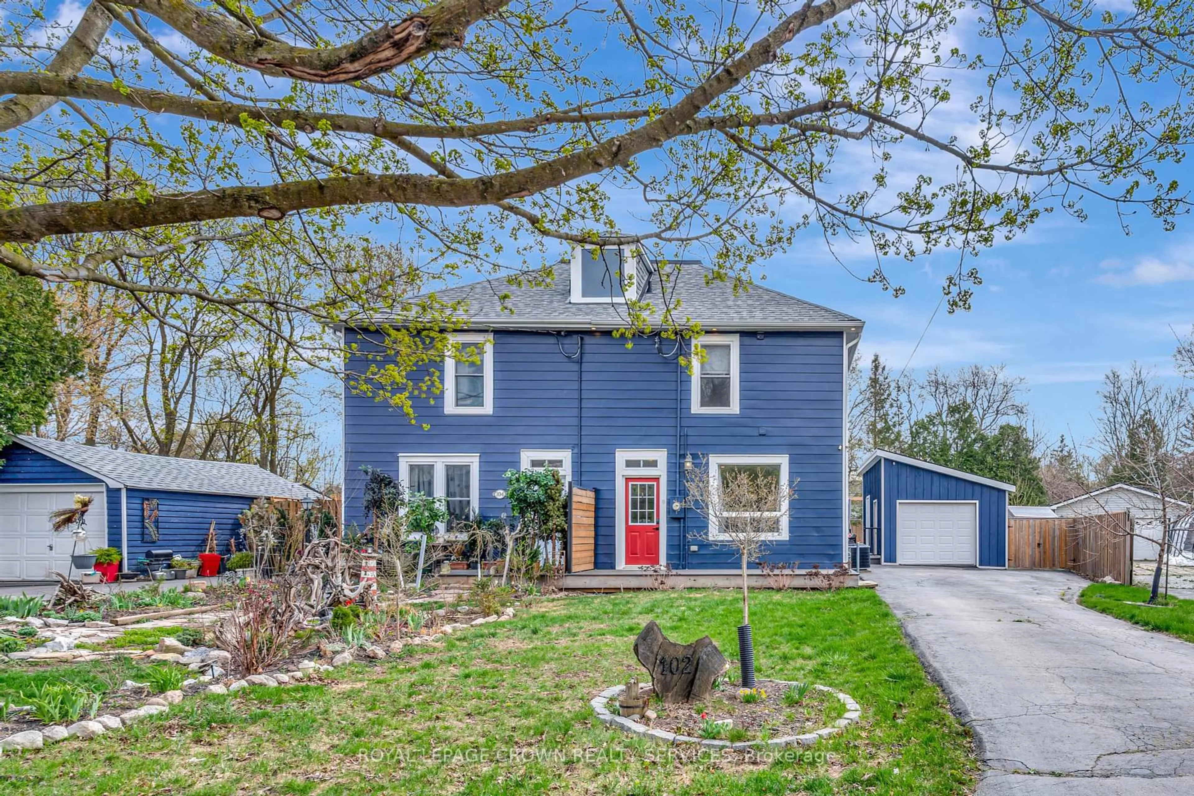 Home with vinyl exterior material, street for 102 Poplar Ave, Halton Hills Ontario L7J 2E2