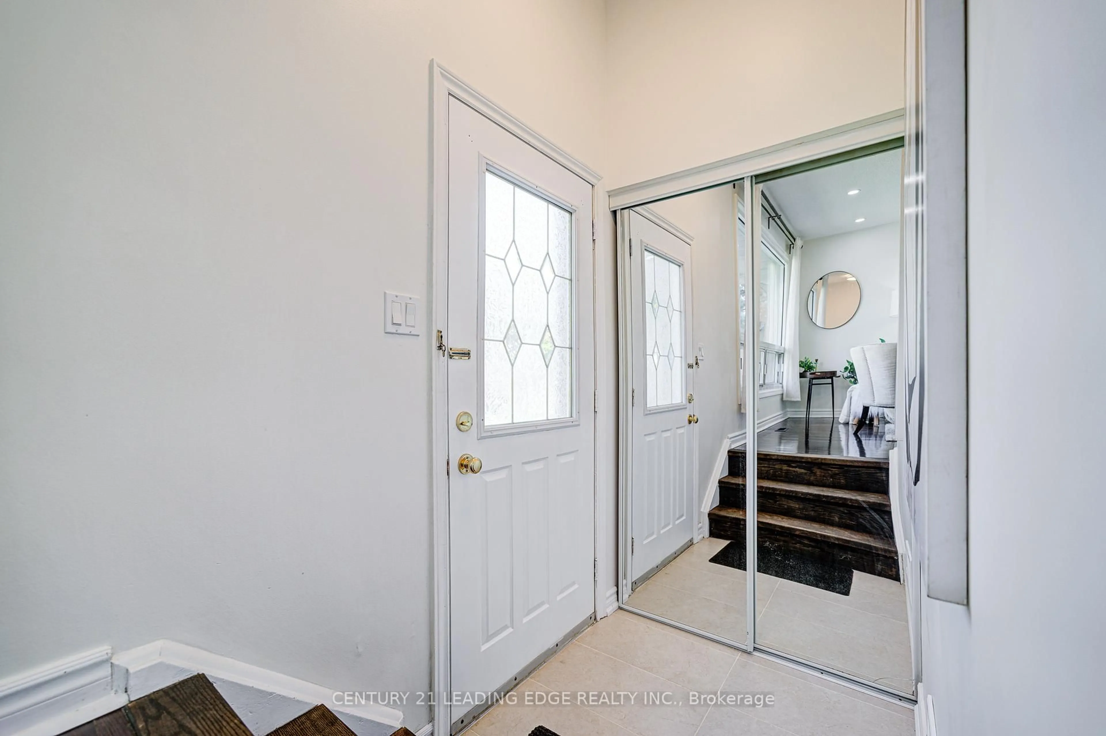 Indoor entryway for 55 Crawford Dr, Brampton Ontario L6V 2C6