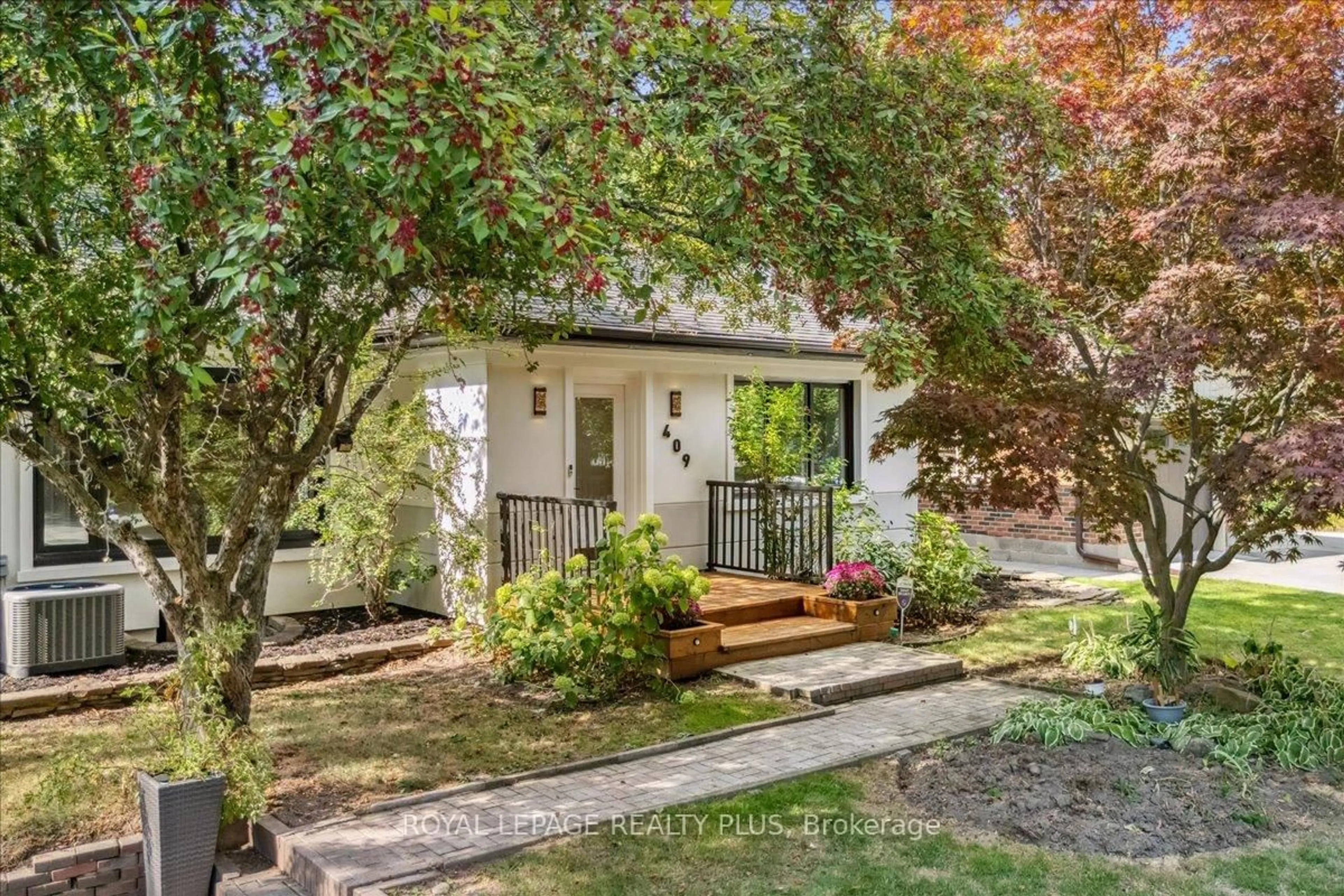 Indoor entryway for 409 River Side Dr, Oakville Ontario L6K 3N6