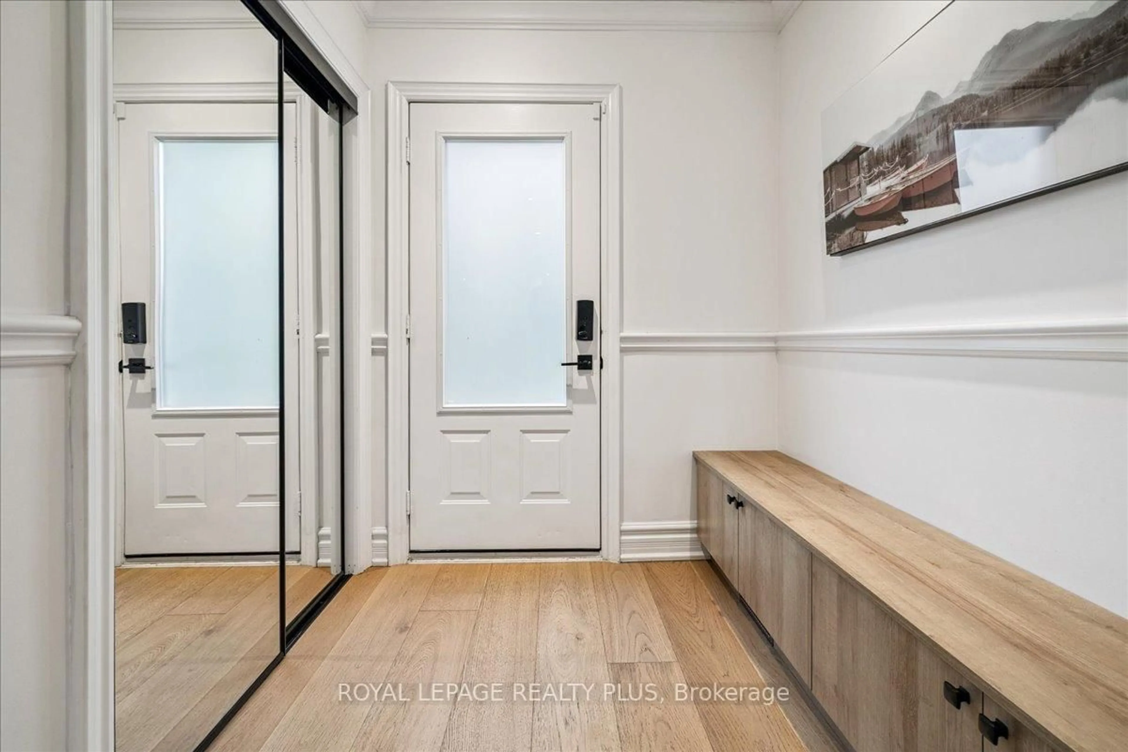 Indoor entryway for 409 River Side Dr, Oakville Ontario L6K 3N6