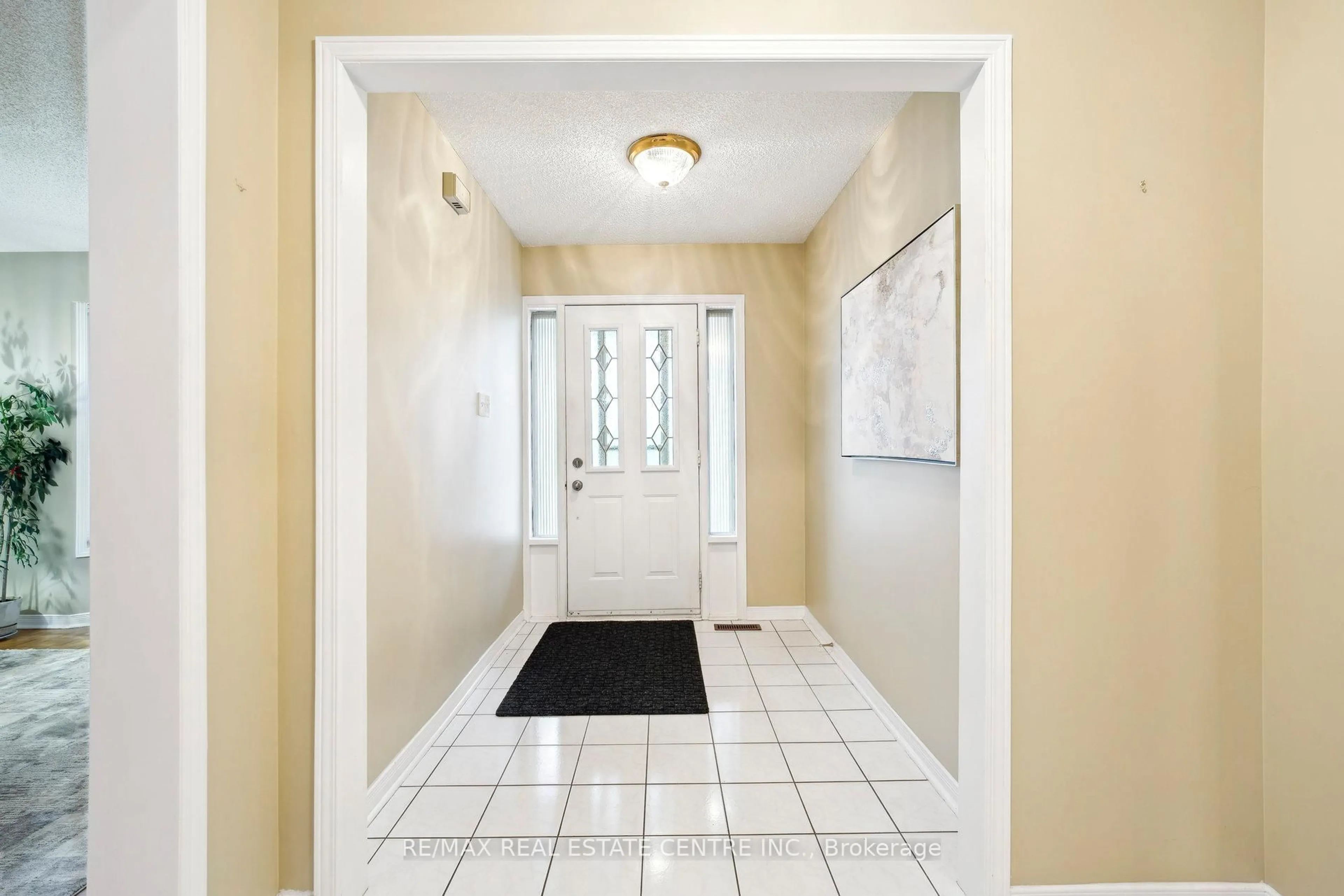Indoor entryway for 56 Canarvan Crt, Brampton Ontario L6Y 4N1