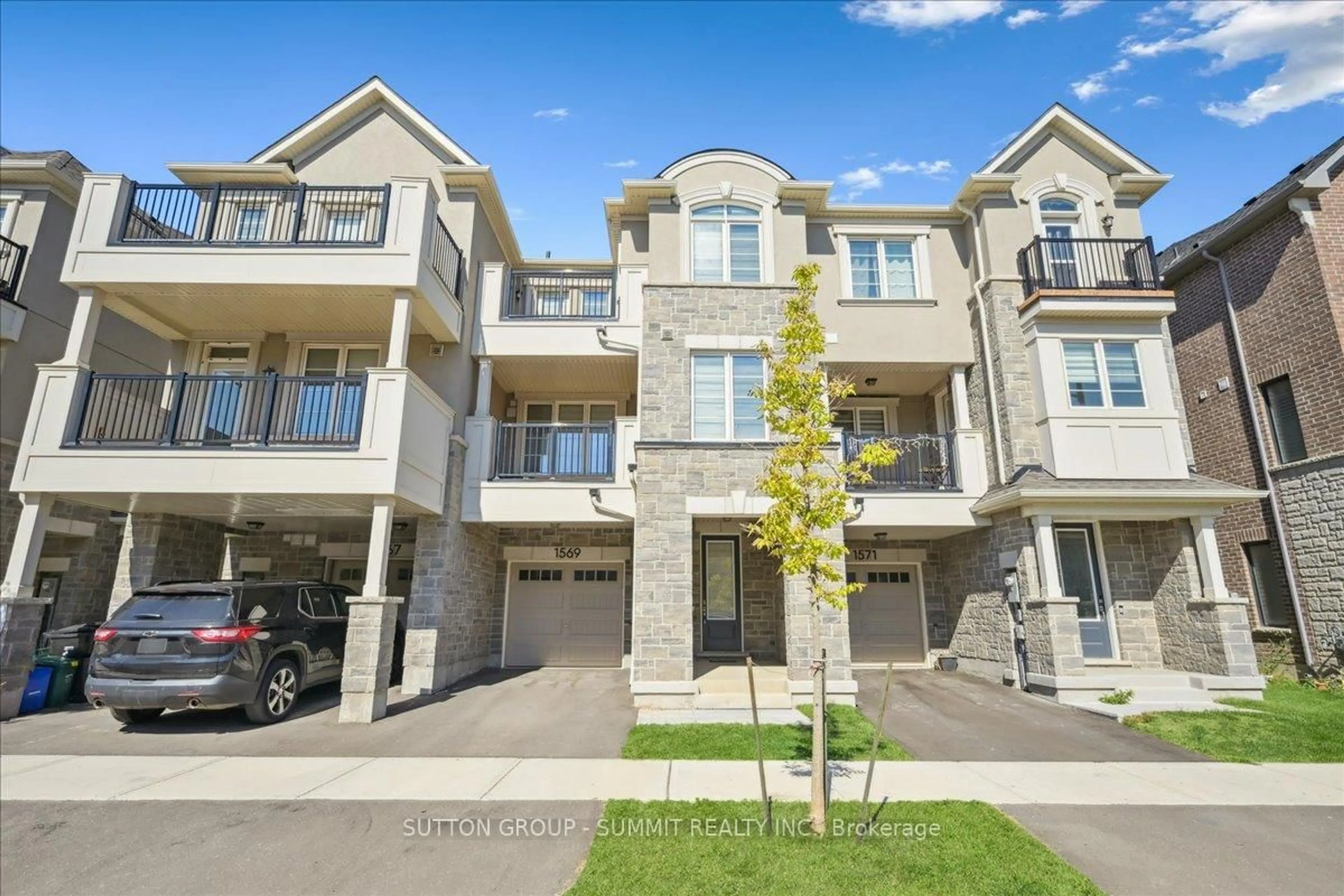 A pic from outside/outdoor area/front of a property/back of a property/a pic from drone, street for 1569 Denison Pl, Milton Ontario L9E 1Y2
