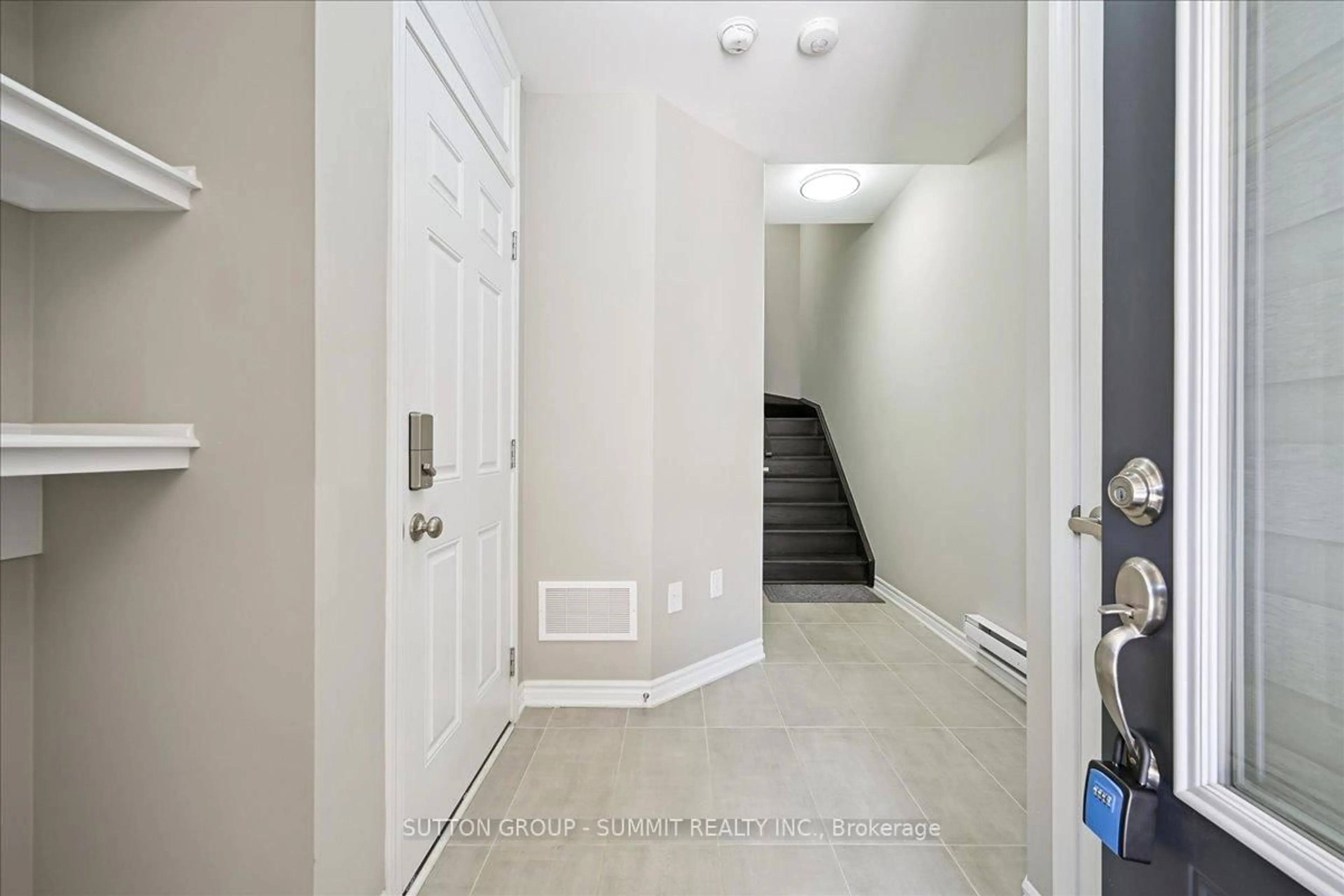 Indoor entryway for 1569 Denison Pl, Milton Ontario L9E 1Y2