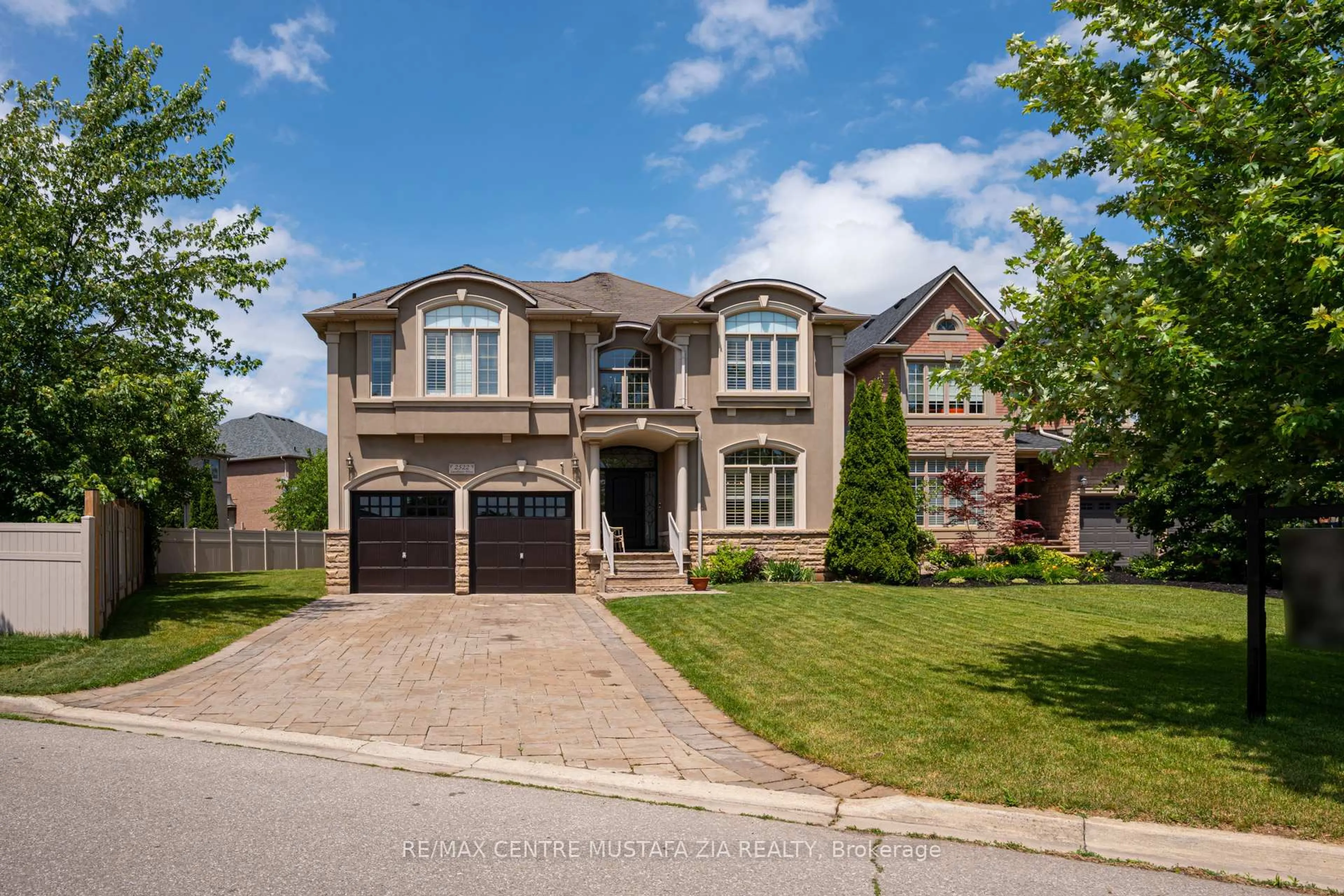 Home with brick exterior material, street for 2522 Lyndhurst Dr, Oakville Ontario L6H 7W3