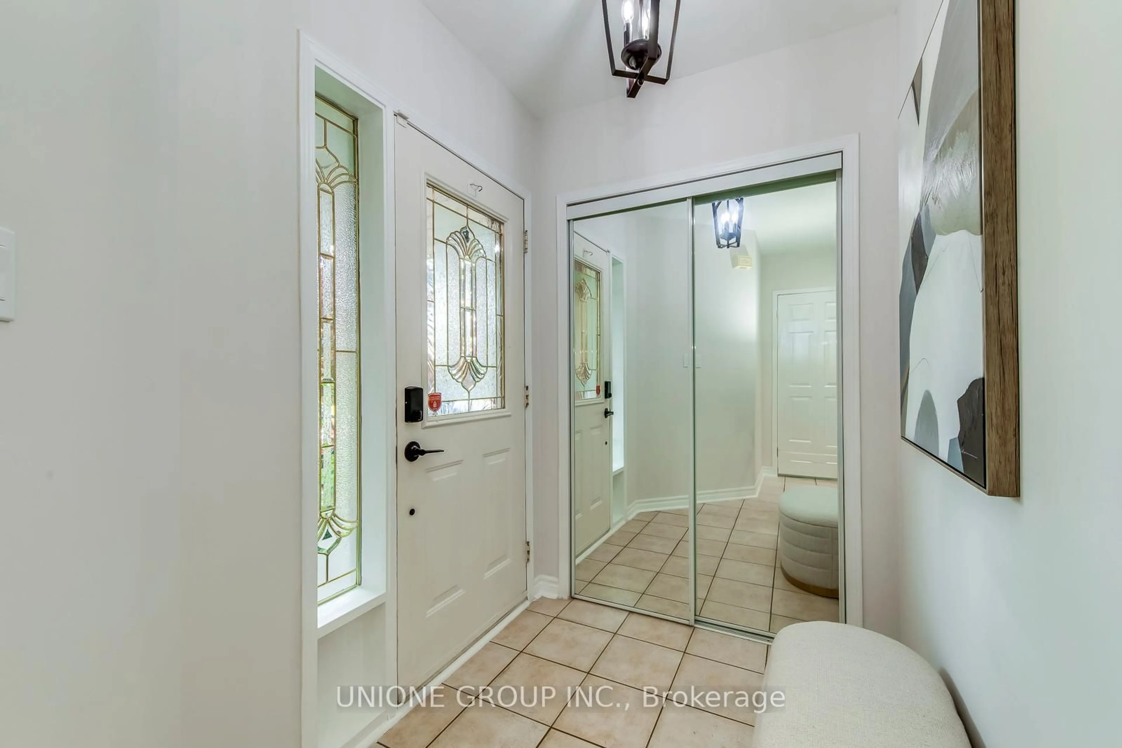 Indoor entryway for 2070 Deer Park Rd, Oakville Ontario L6M 3V8