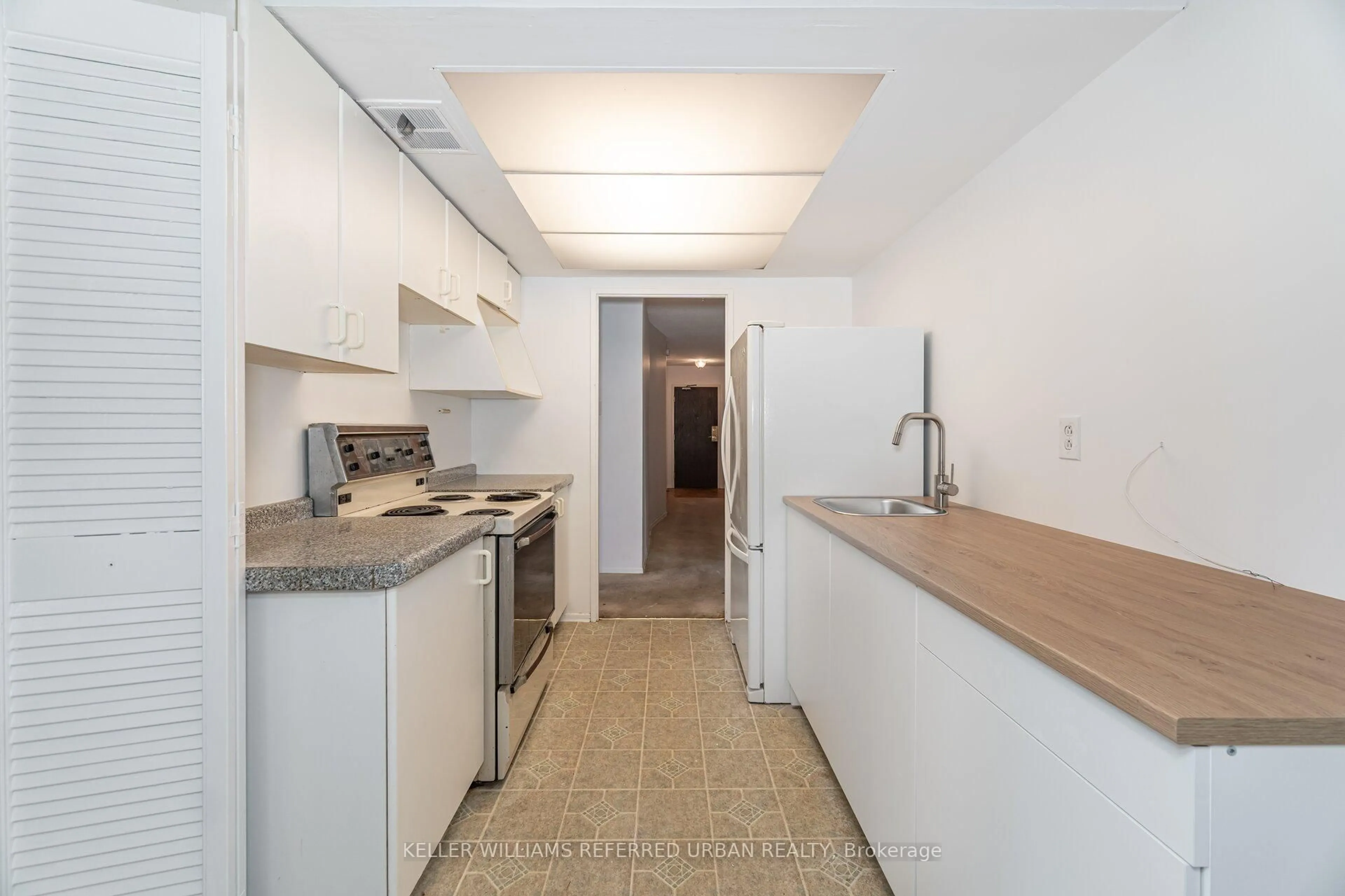 Standard kitchen, unknown for 1515 Lakeshore Rd #404, Mississauga Ontario L5E 3E3