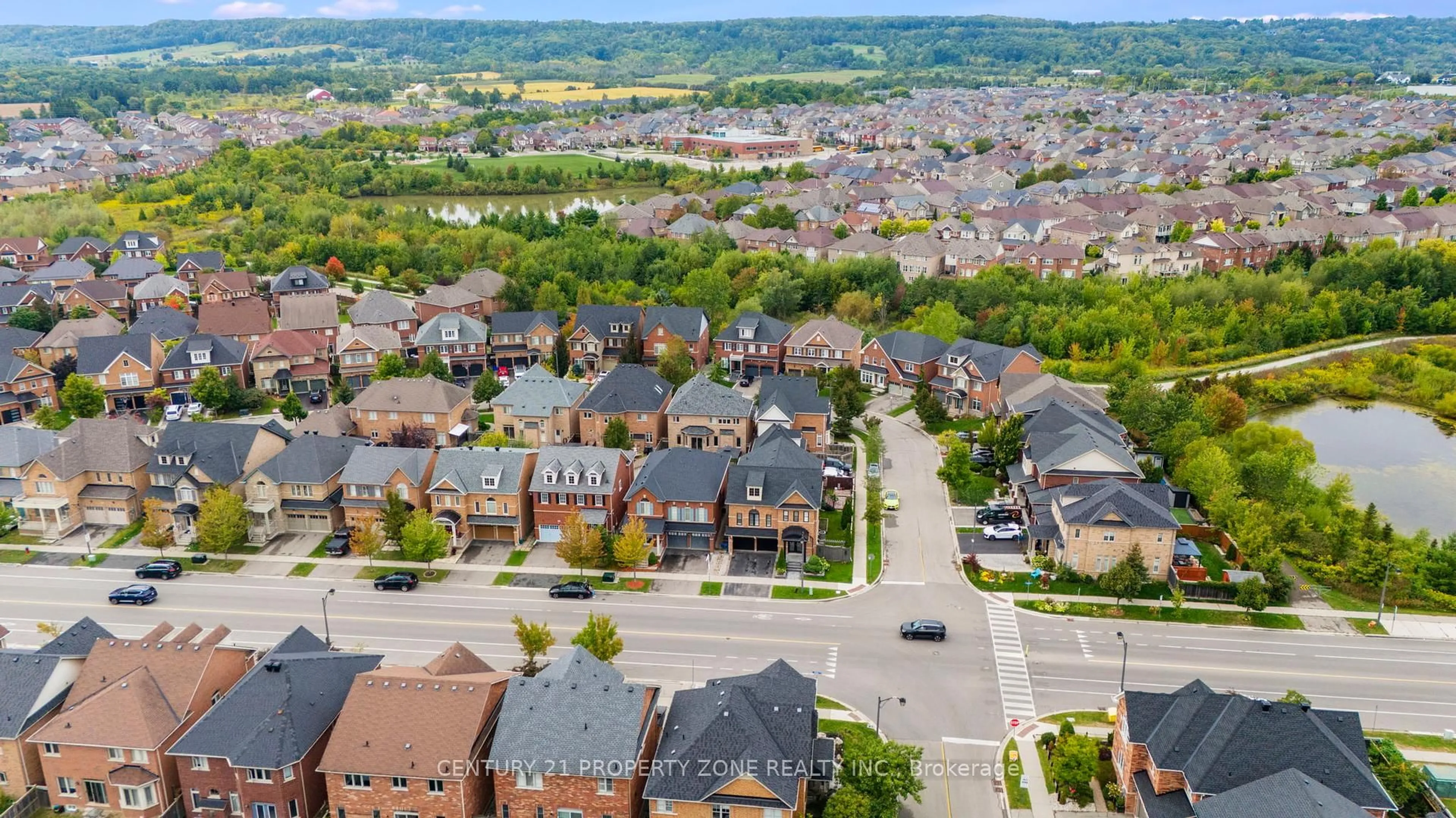 A pic from outside/outdoor area/front of a property/back of a property/a pic from drone, street for 368 Scott Blvd, Milton Ontario L9T 0T2