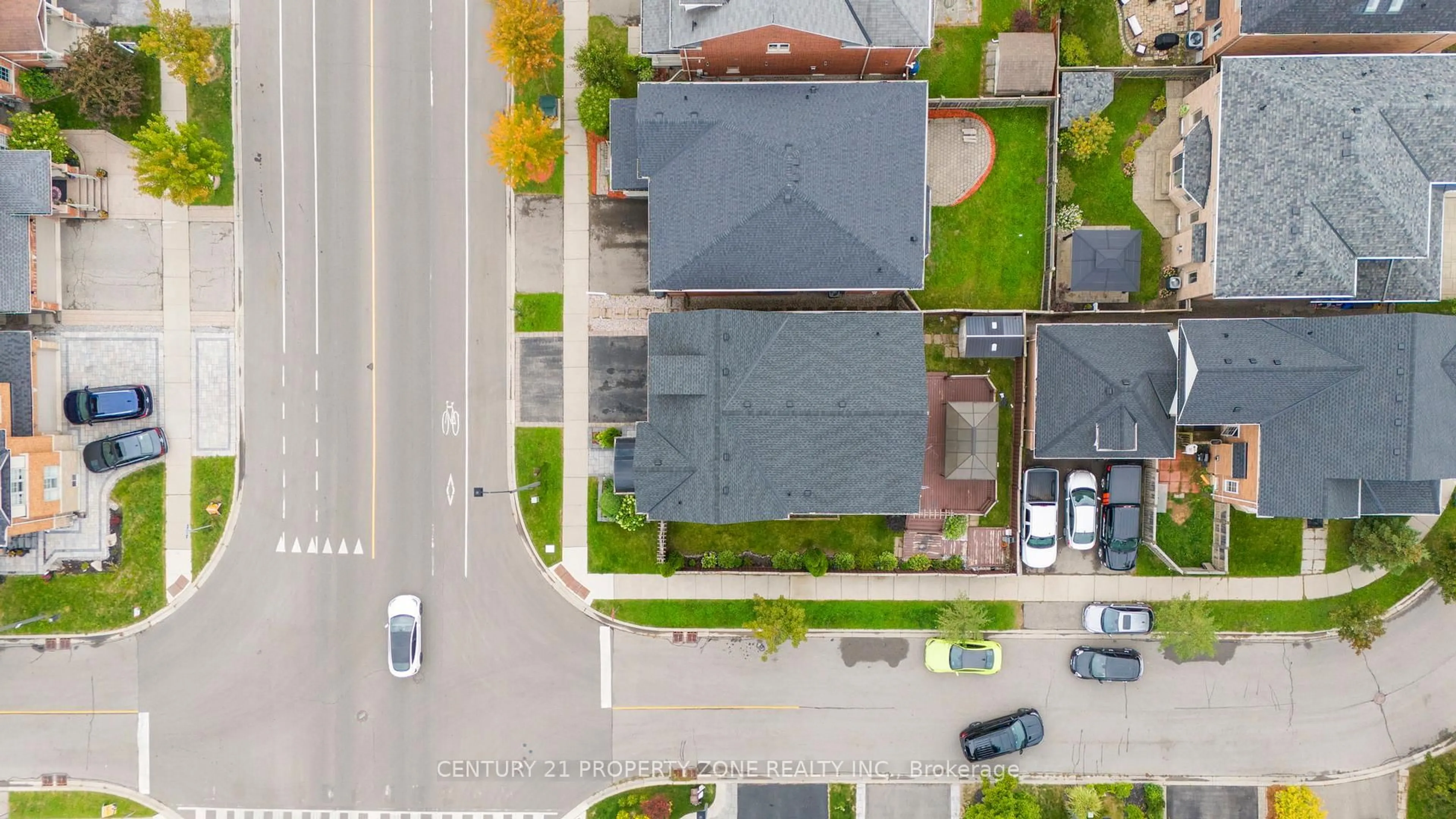 A pic from outside/outdoor area/front of a property/back of a property/a pic from drone, street for 368 Scott Blvd, Milton Ontario L9T 0T2