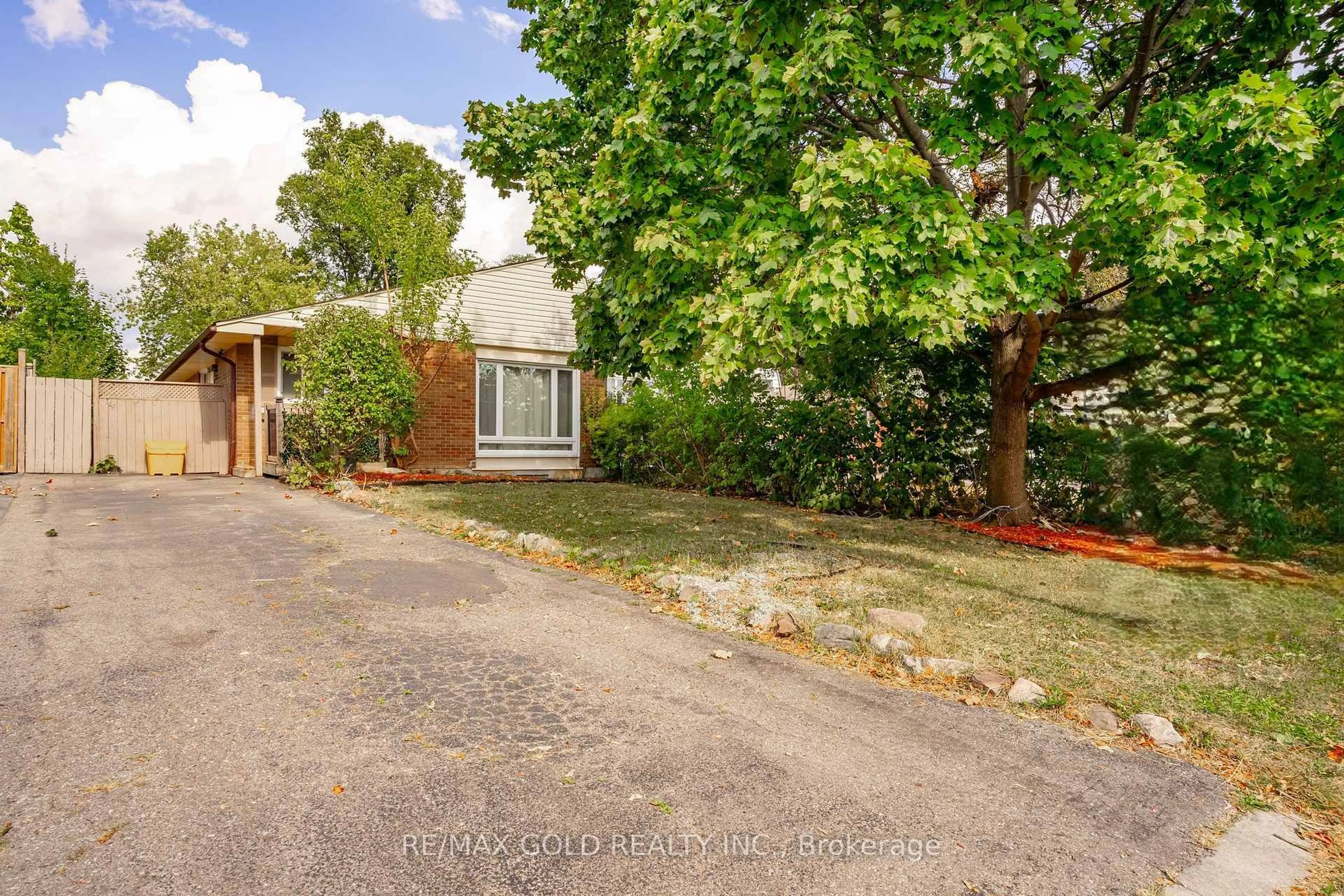 A pic from outside/outdoor area/front of a property/back of a property/a pic from drone, street for 4 Deeside Cres, Brampton Ontario L6T 3L7