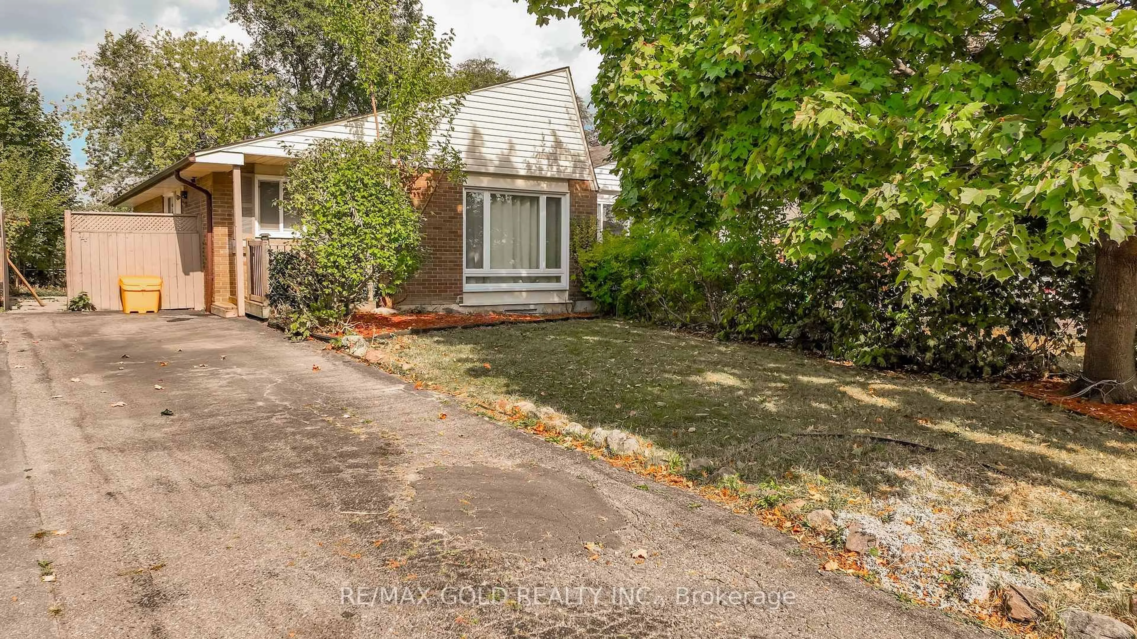 A pic from outside/outdoor area/front of a property/back of a property/a pic from drone, street for 4 Deeside Cres, Brampton Ontario L6T 3L7