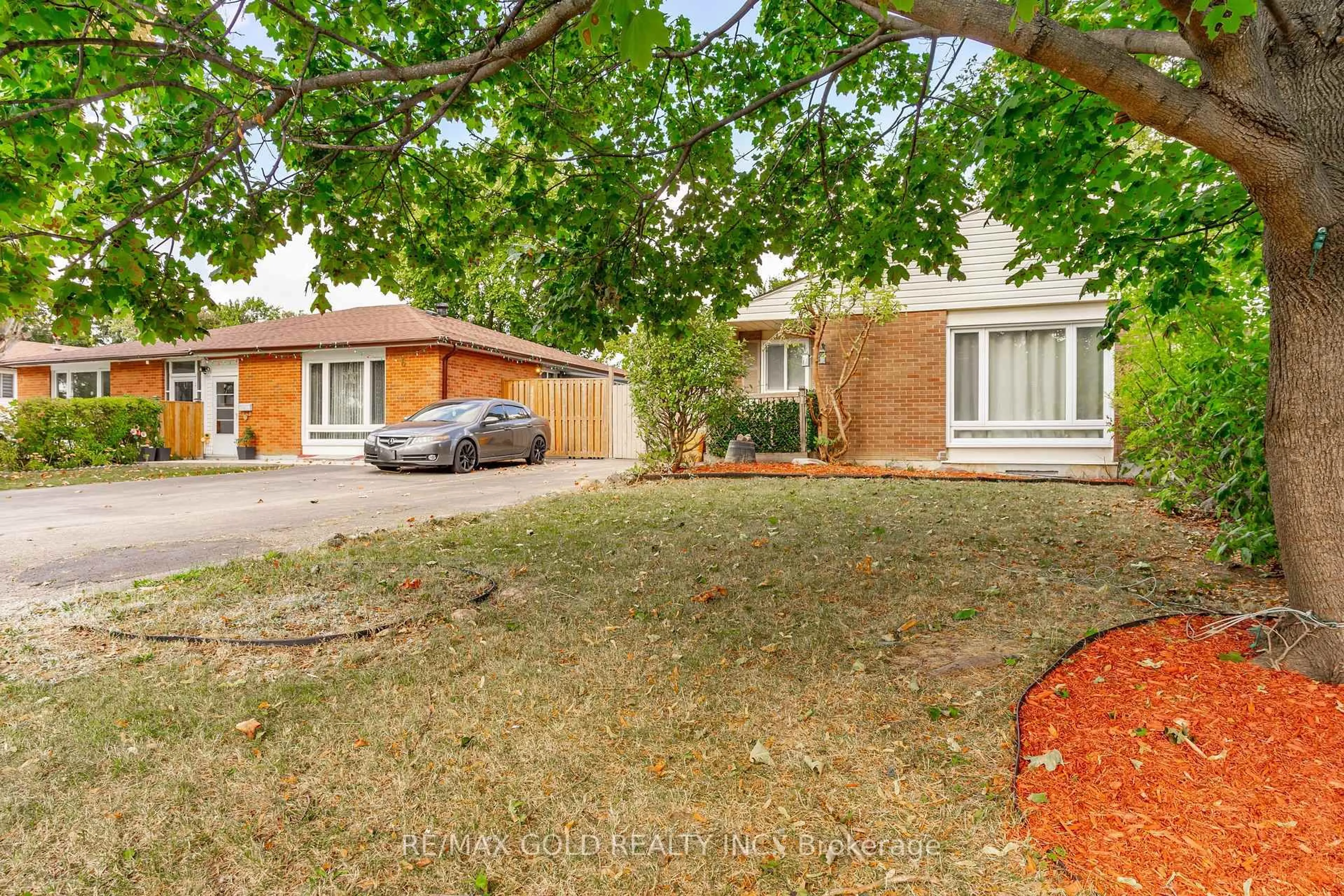 A pic from outside/outdoor area/front of a property/back of a property/a pic from drone, street for 4 Deeside Cres, Brampton Ontario L6T 3L7