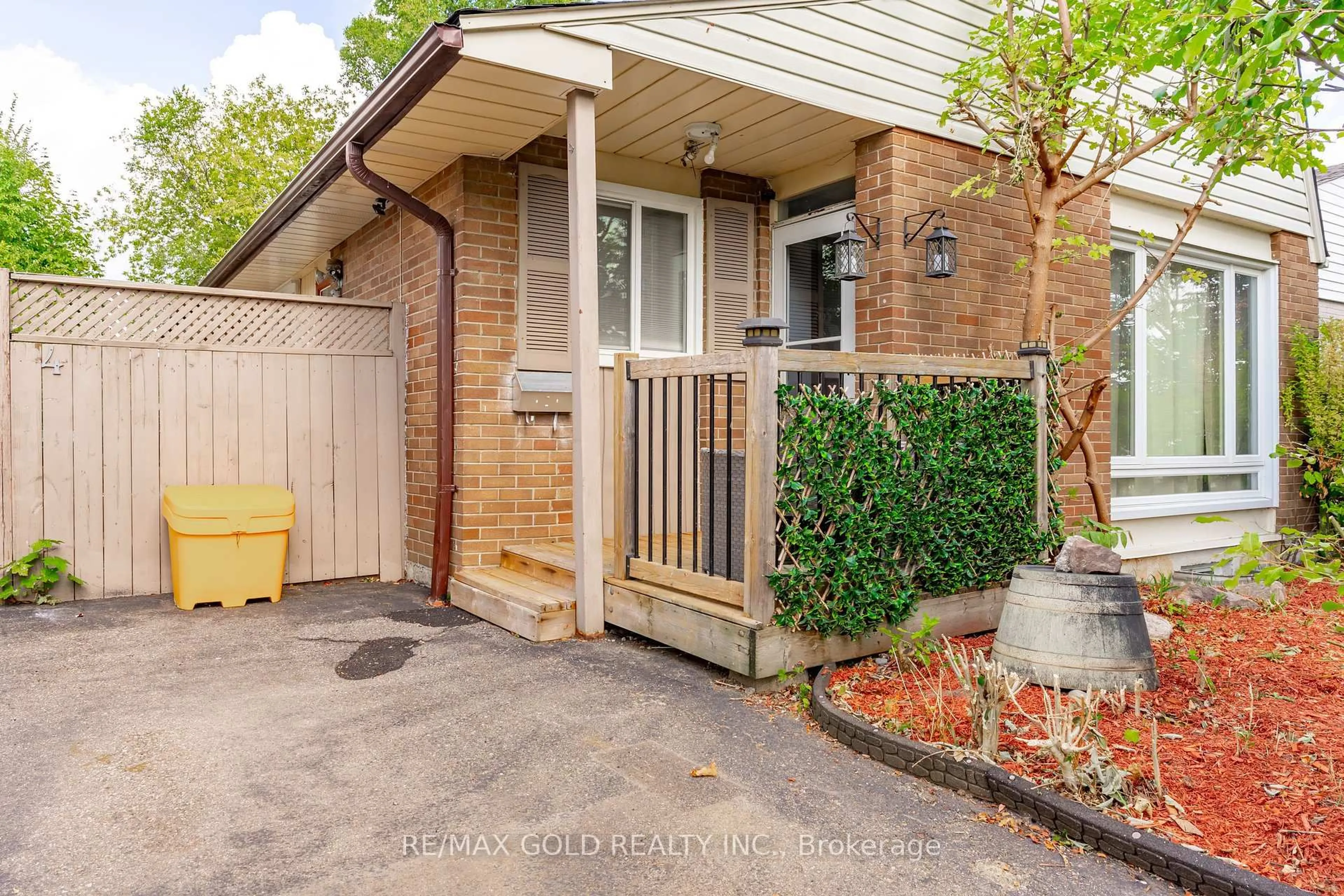 A pic from outside/outdoor area/front of a property/back of a property/a pic from drone, street for 4 Deeside Cres, Brampton Ontario L6T 3L7