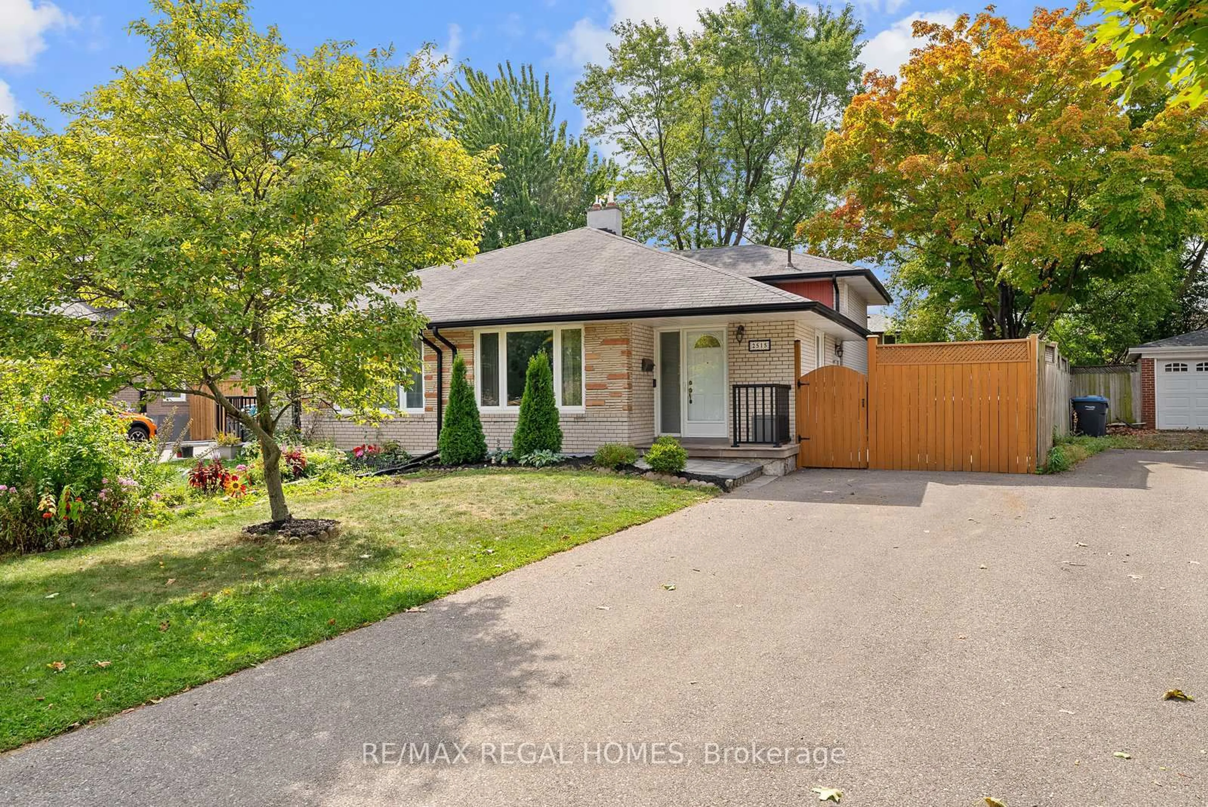 Home with brick exterior material, street for 2515 Padstow Cres, Mississauga Ontario L5J 2G2
