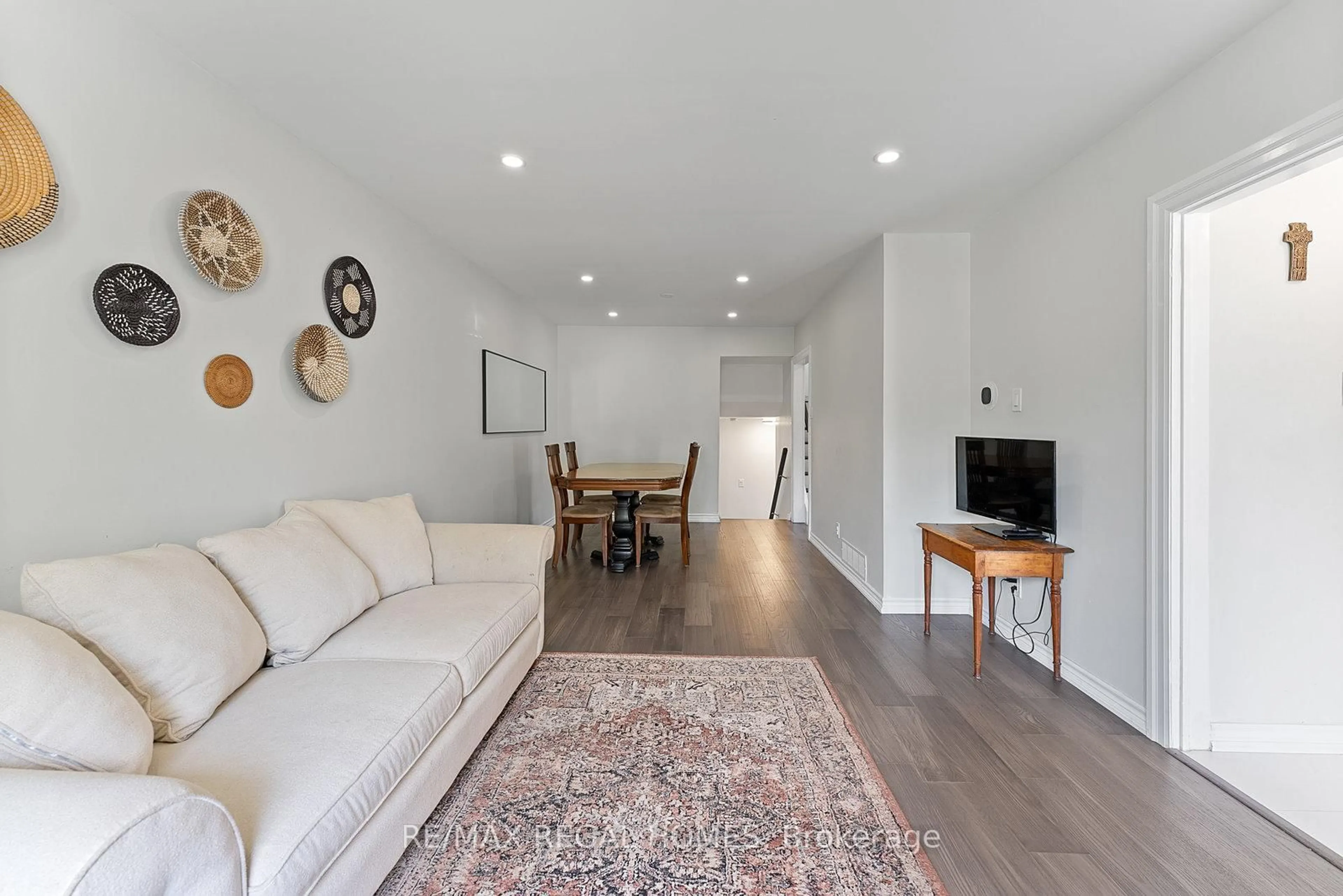 Living room with furniture, wood/laminate floor for 2515 Padstow Cres, Mississauga Ontario L5J 2G2