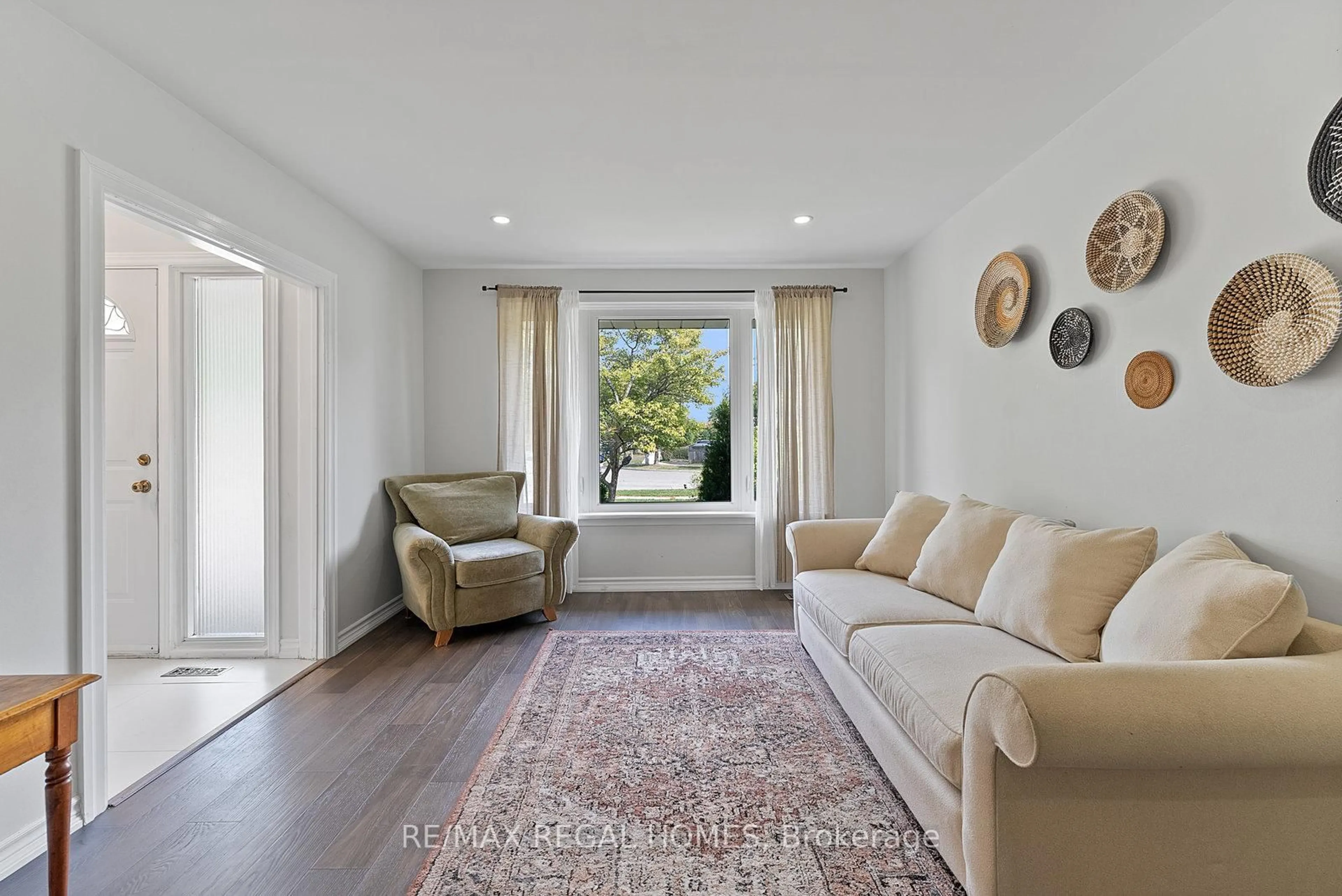 Living room with furniture, unknown for 2515 Padstow Cres, Mississauga Ontario L5J 2G2