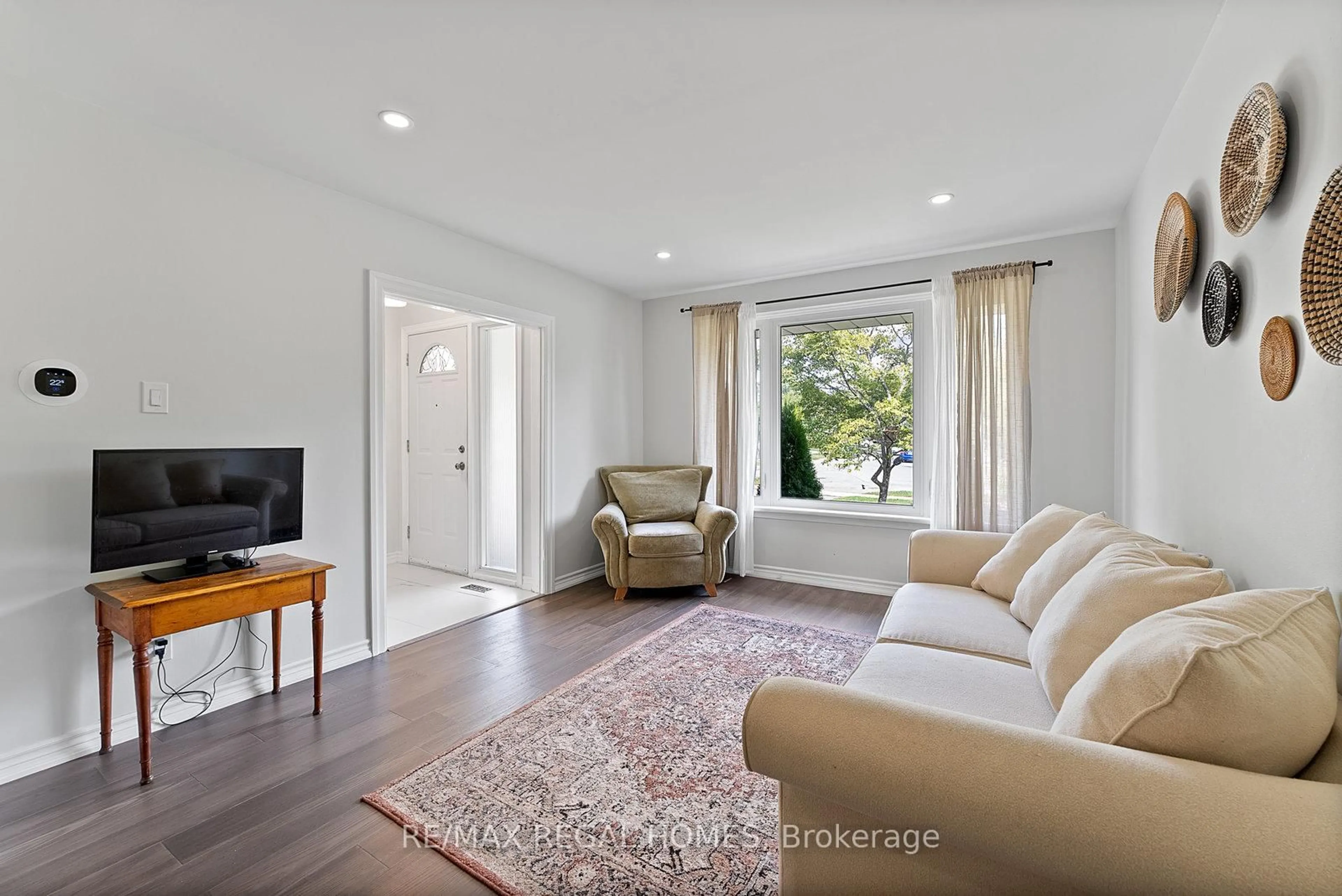Living room with furniture, unknown for 2515 Padstow Cres, Mississauga Ontario L5J 2G2