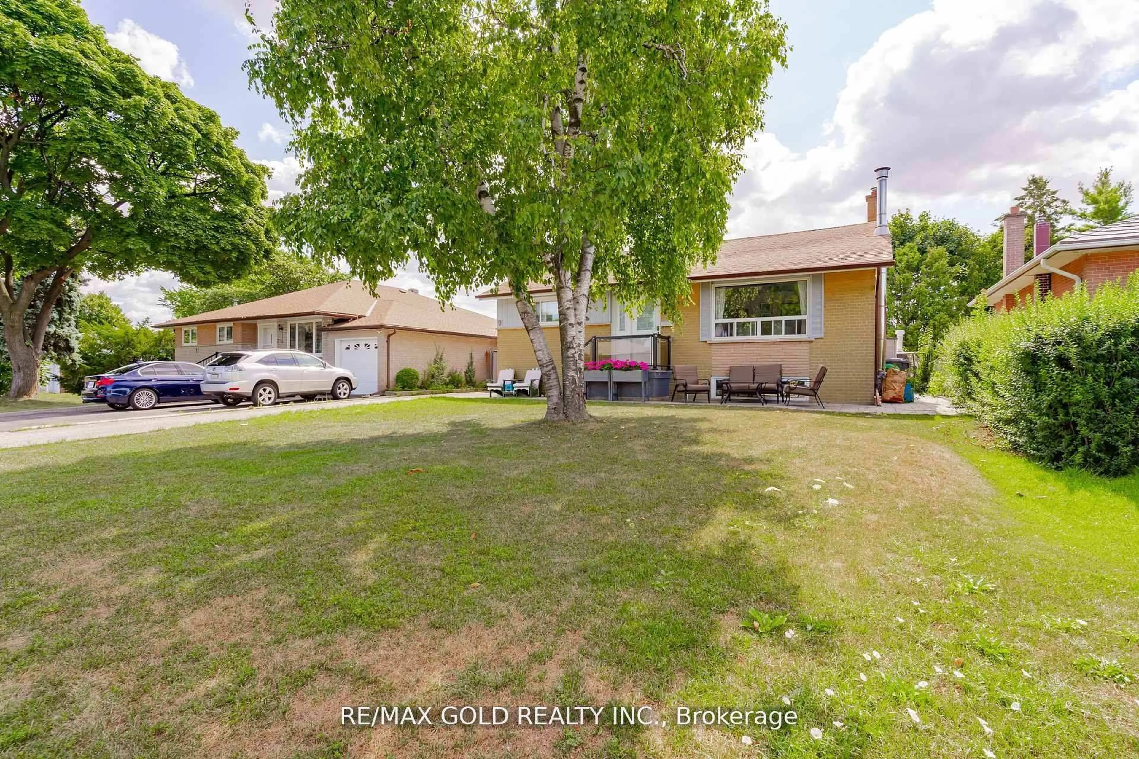 A pic from outside/outdoor area/front of a property/back of a property/a pic from drone, street for 9 Ashwood Cres, Brampton Ontario L6T 1M1