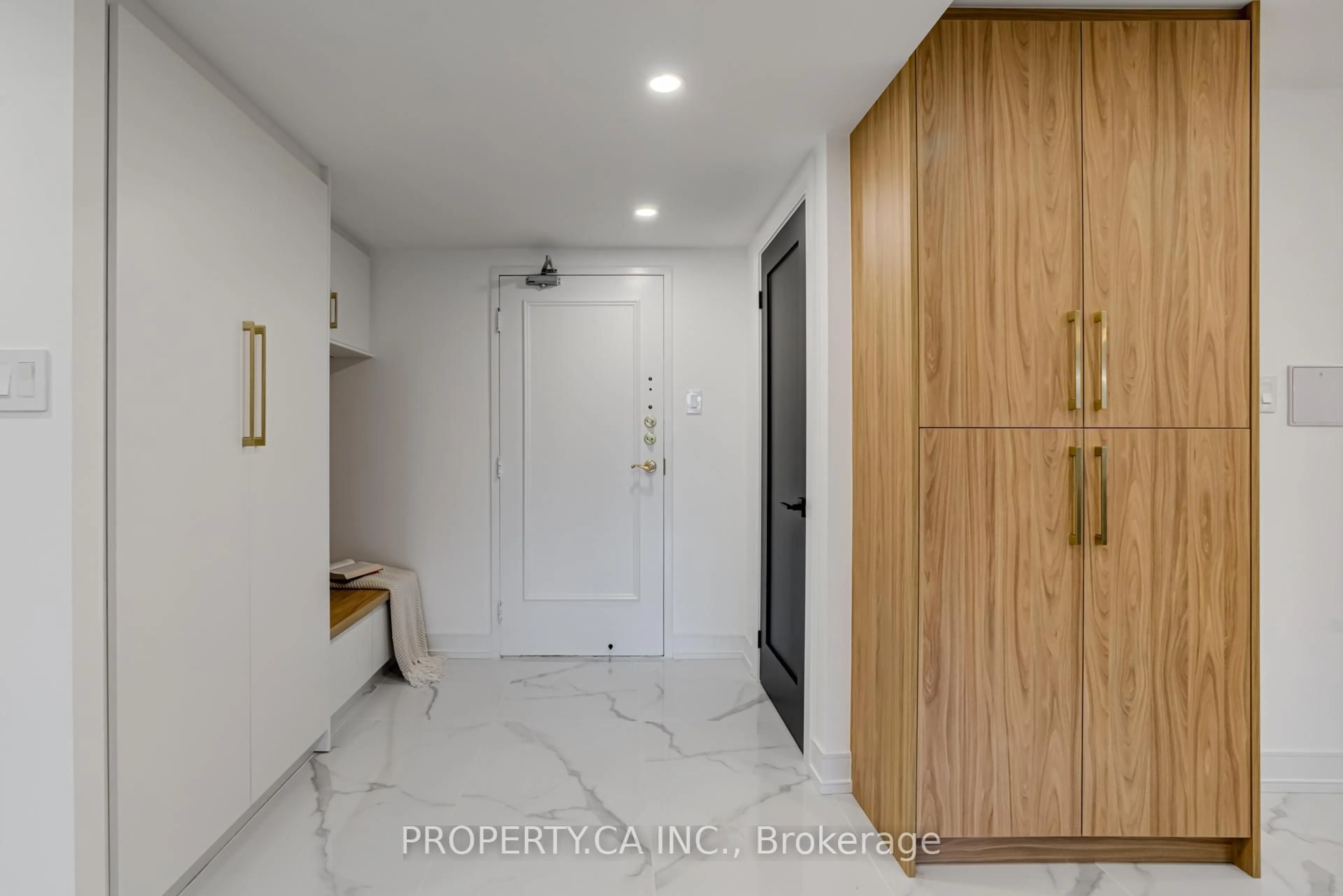Indoor entryway for 2175 Marine Dr #306, Oakville Ontario L6L 5L5