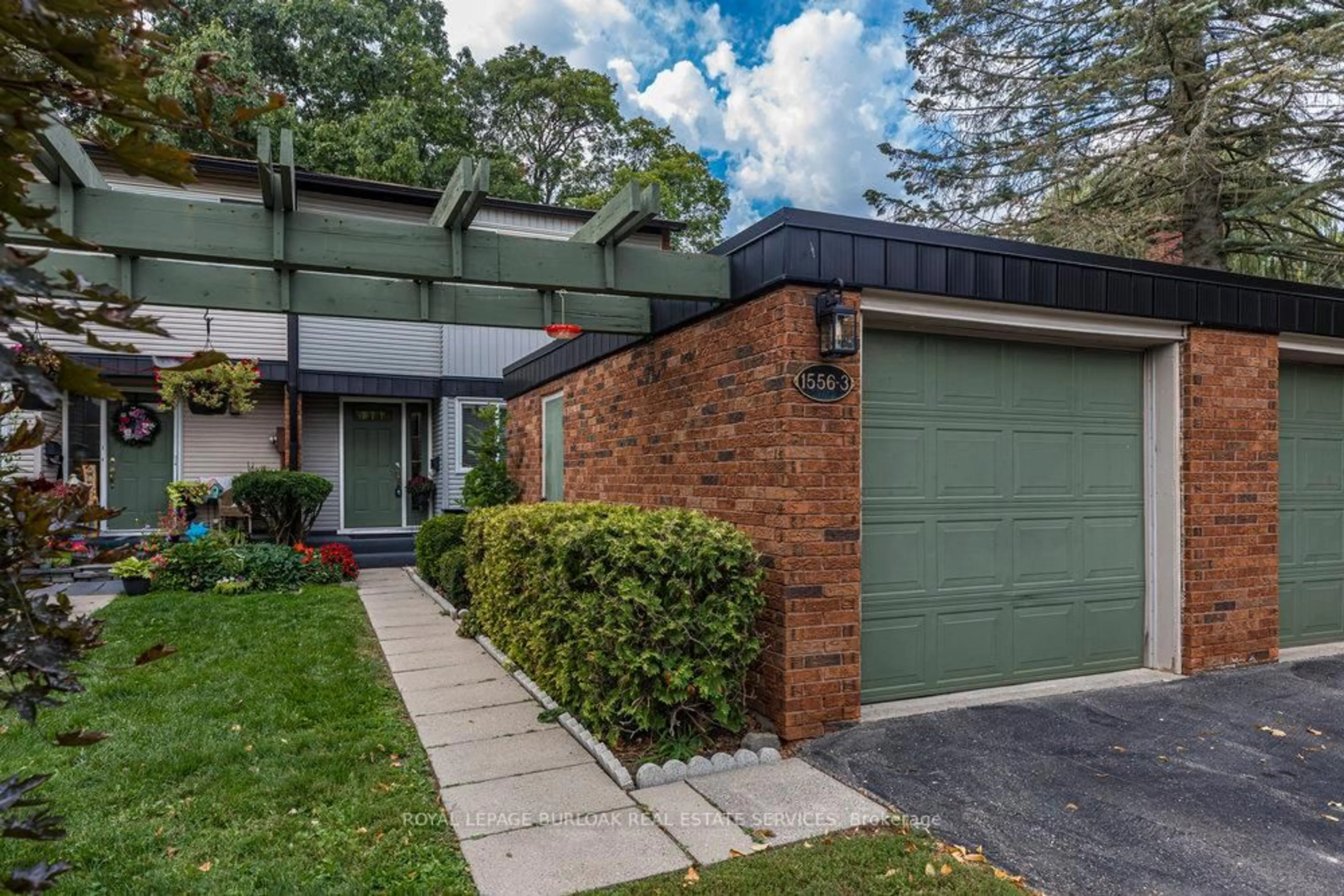 Home with brick exterior material, street for 1556 Kern's Rd #3, Burlington Ontario L7P 3A7