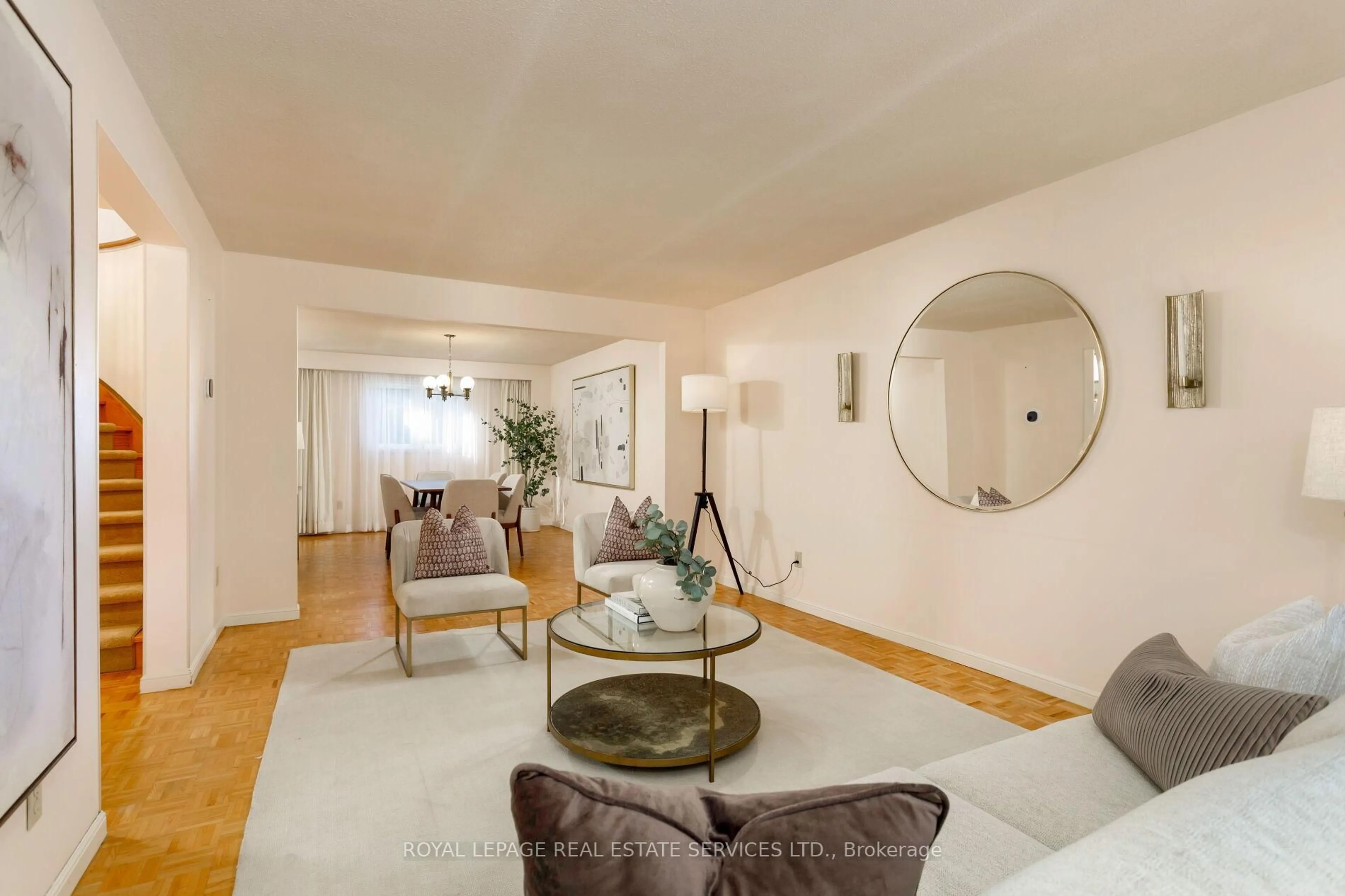 Living room with furniture, unknown for 804 Willowbank Tr, Mississauga Ontario L4W 3M2
