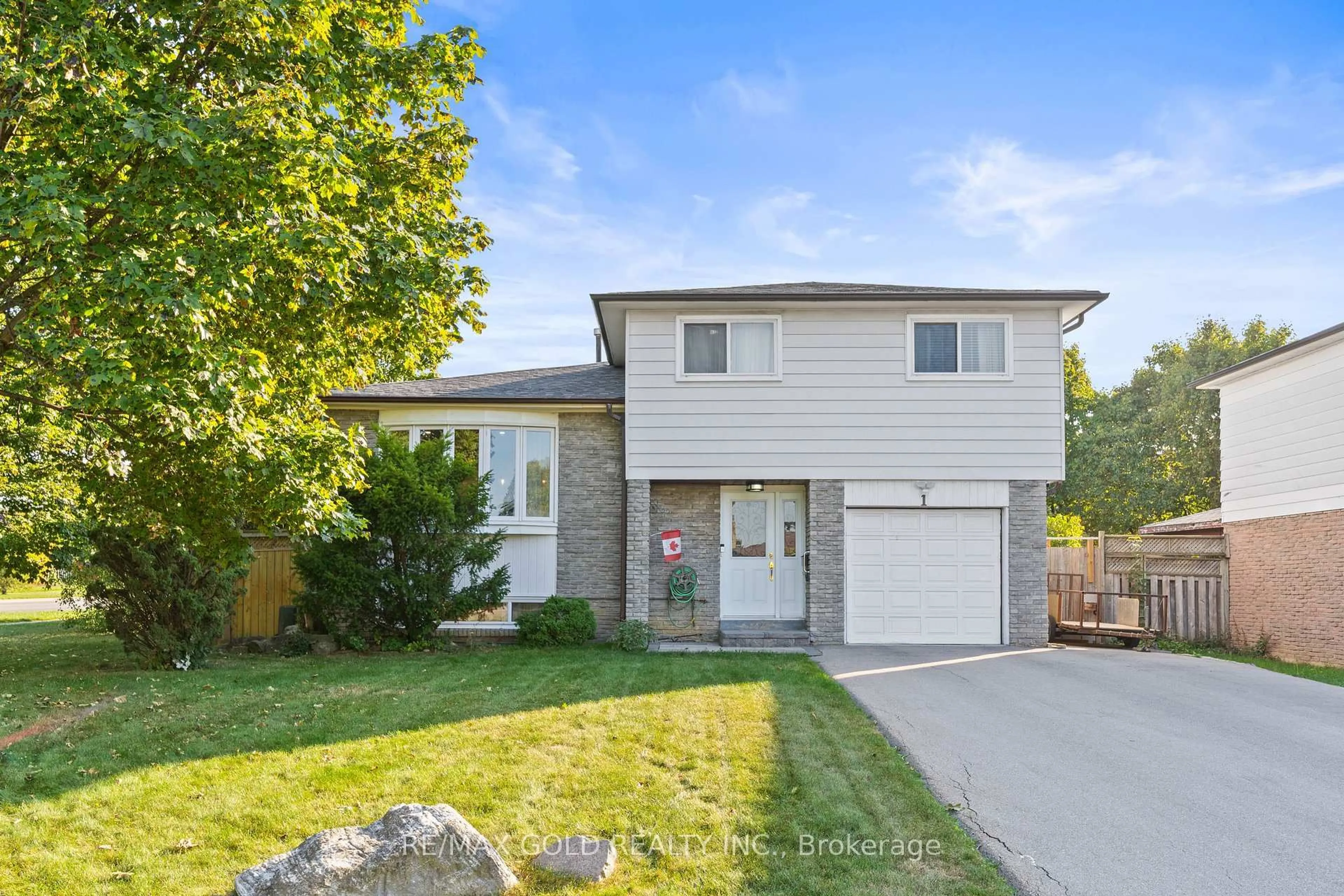 Home with vinyl exterior material, street for 1 Greenbriar Rd, Brampton Ontario L6S 1V4