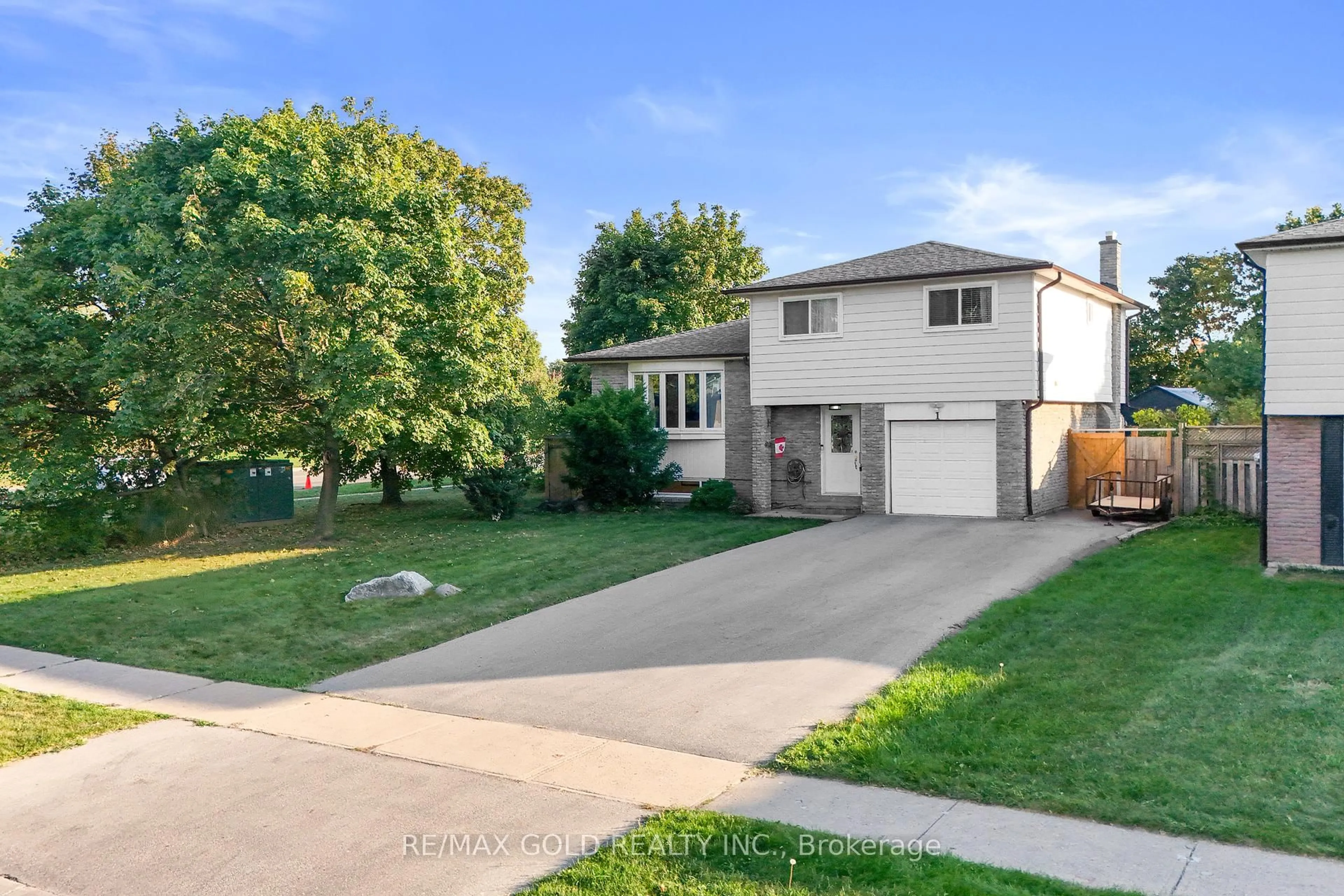 A pic from outside/outdoor area/front of a property/back of a property/a pic from drone, street for 1 Greenbriar Rd, Brampton Ontario L6S 1V4