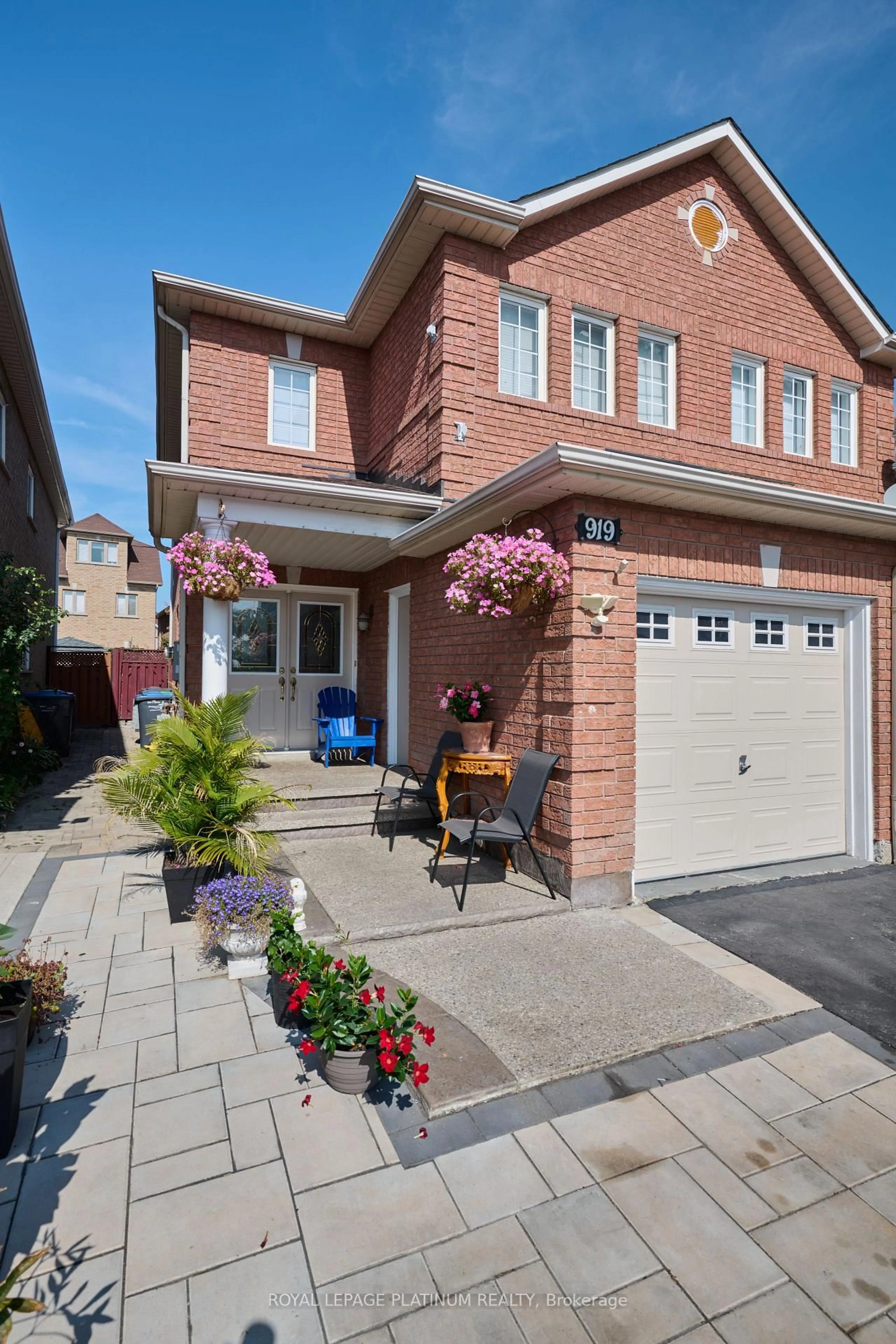 Home with brick exterior material, street for 919 Marygrace Crt, Mississauga Ontario L5V 2X7