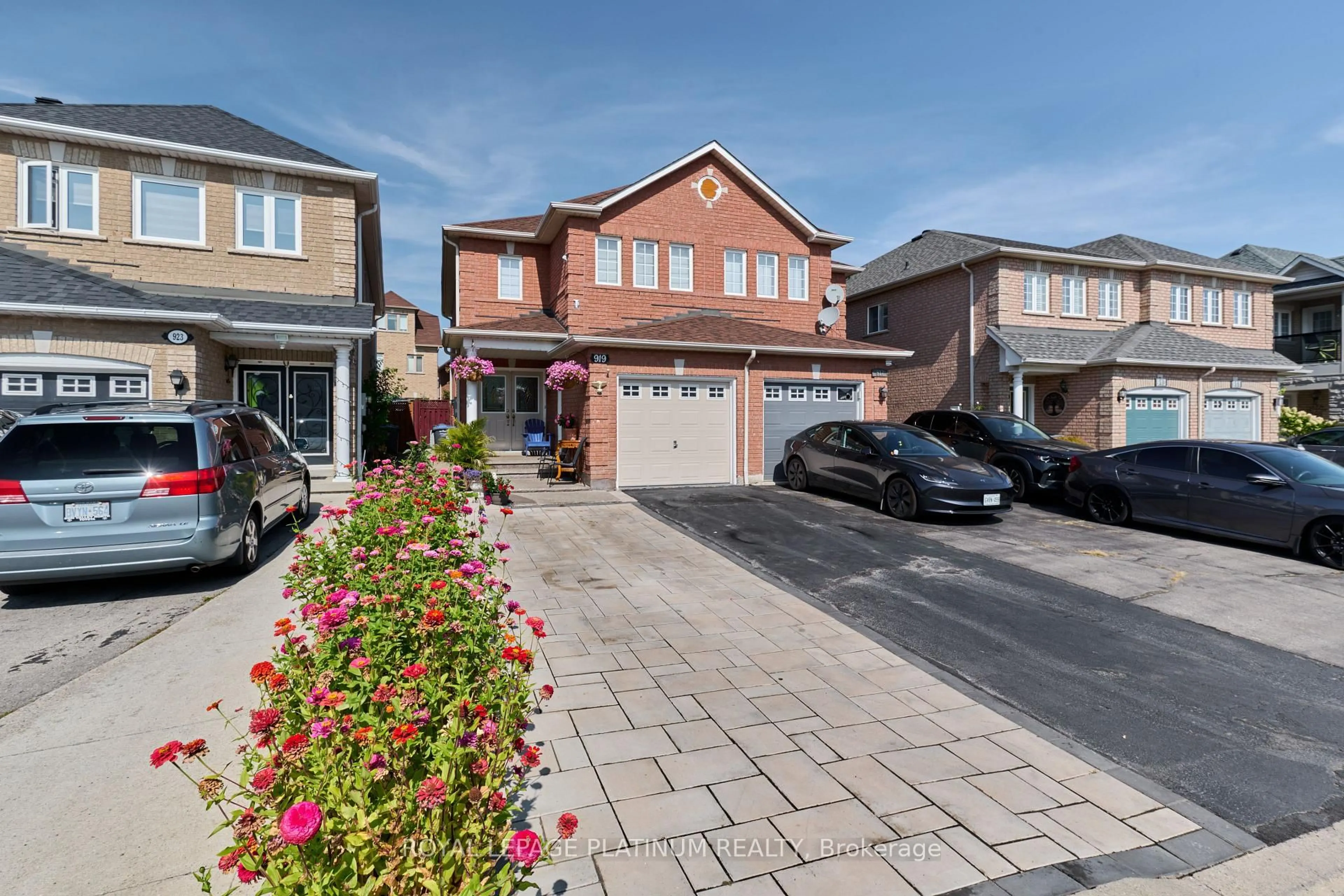A pic from outside/outdoor area/front of a property/back of a property/a pic from drone, street for 919 Marygrace Crt, Mississauga Ontario L5V 2X7