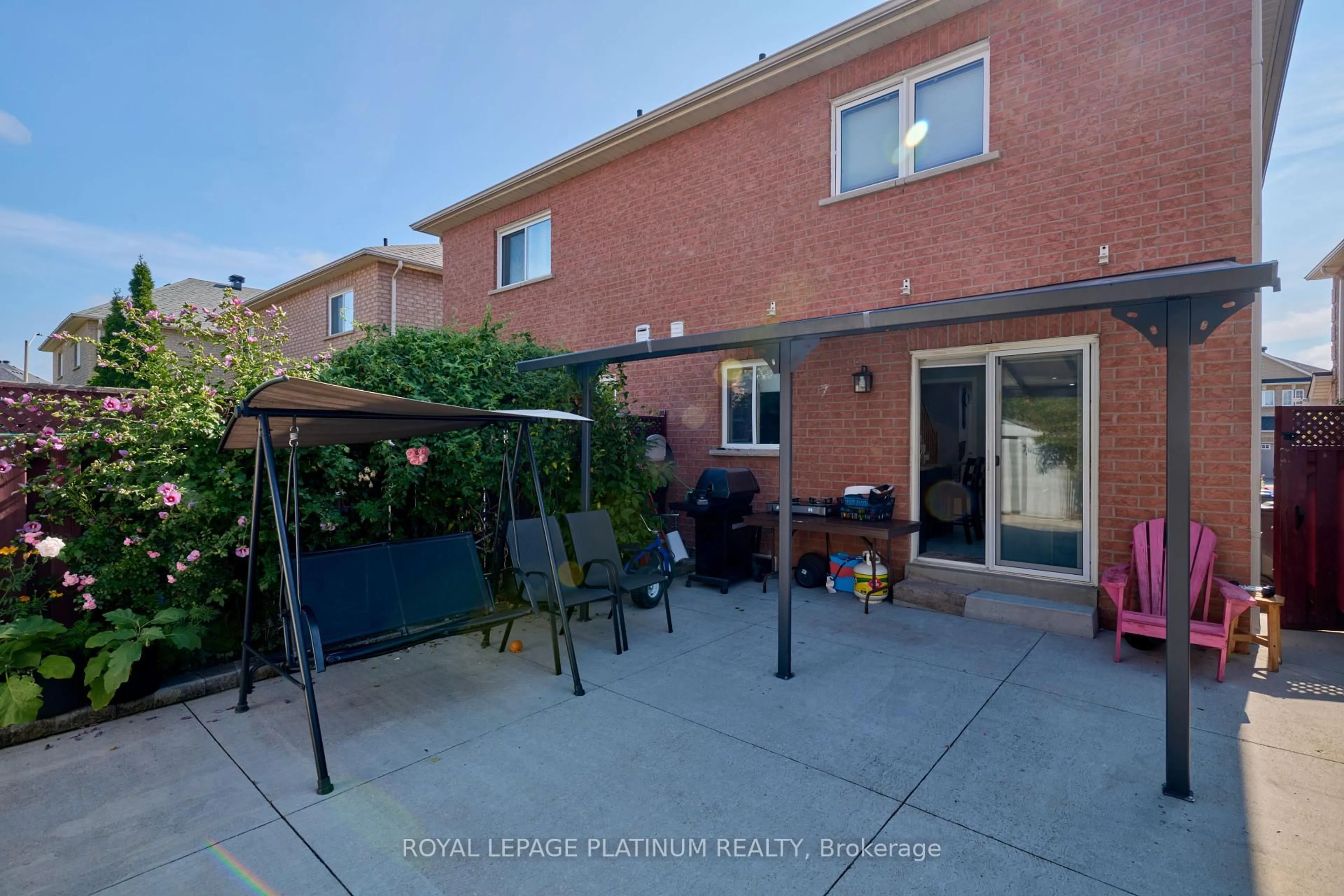 Patio, street for 919 Marygrace Crt, Mississauga Ontario L5V 2X7